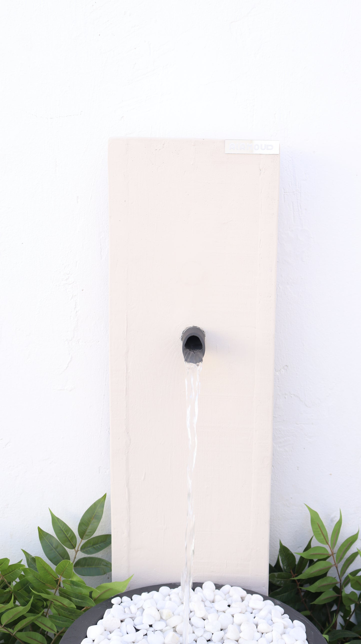 شلال ديكوري ثابت ينساب منه الماء بشكل متناغم وجذاب