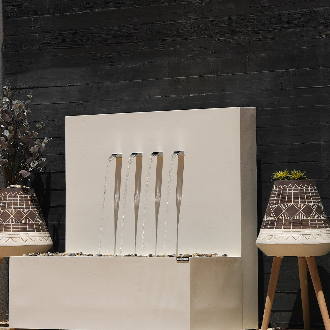 تصميم أنيق للشلال باستخدام أحجار الأنهار الطبيعية.