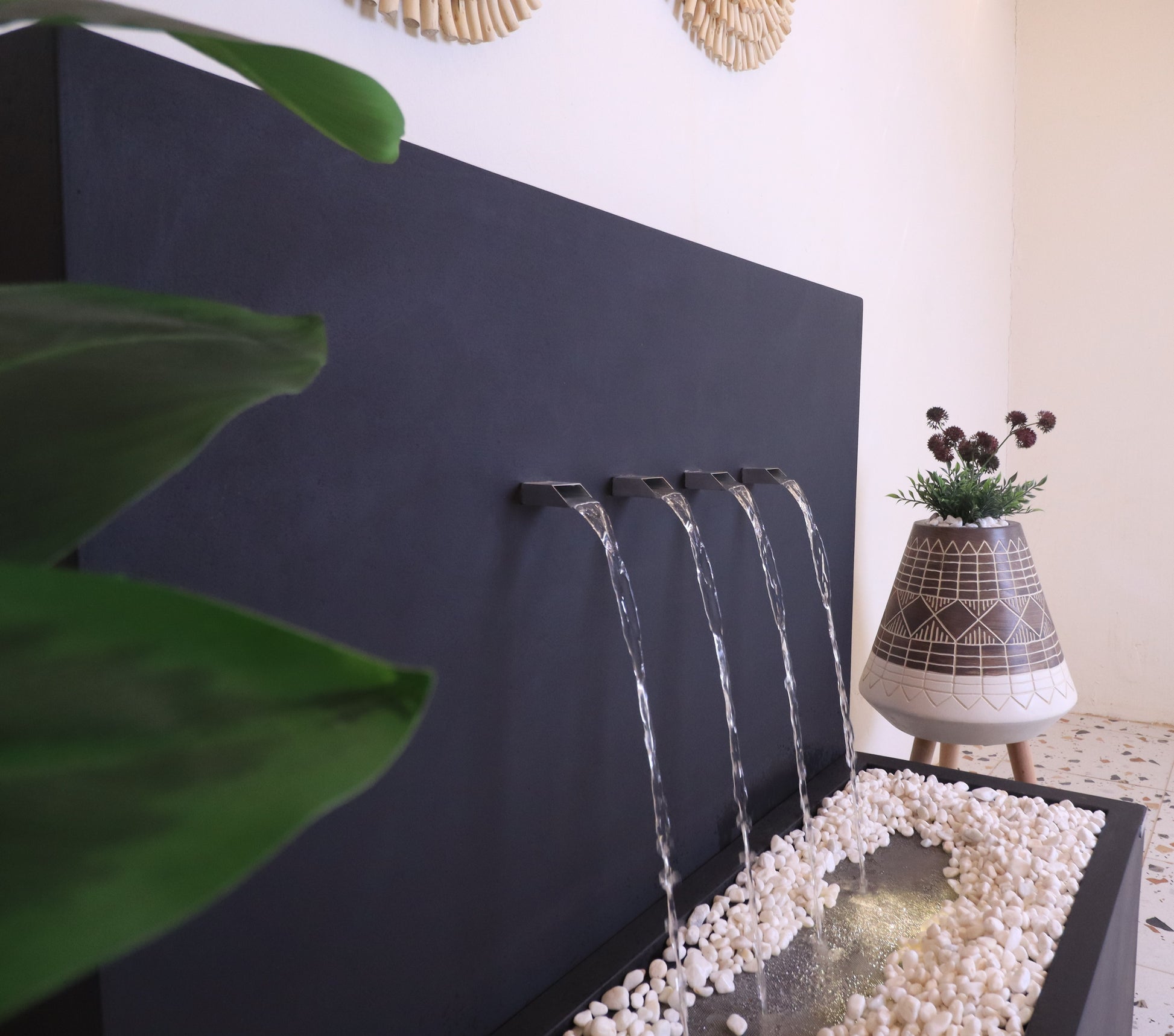 شلال يضفي أجواء هادئة ومريحة للمكان.