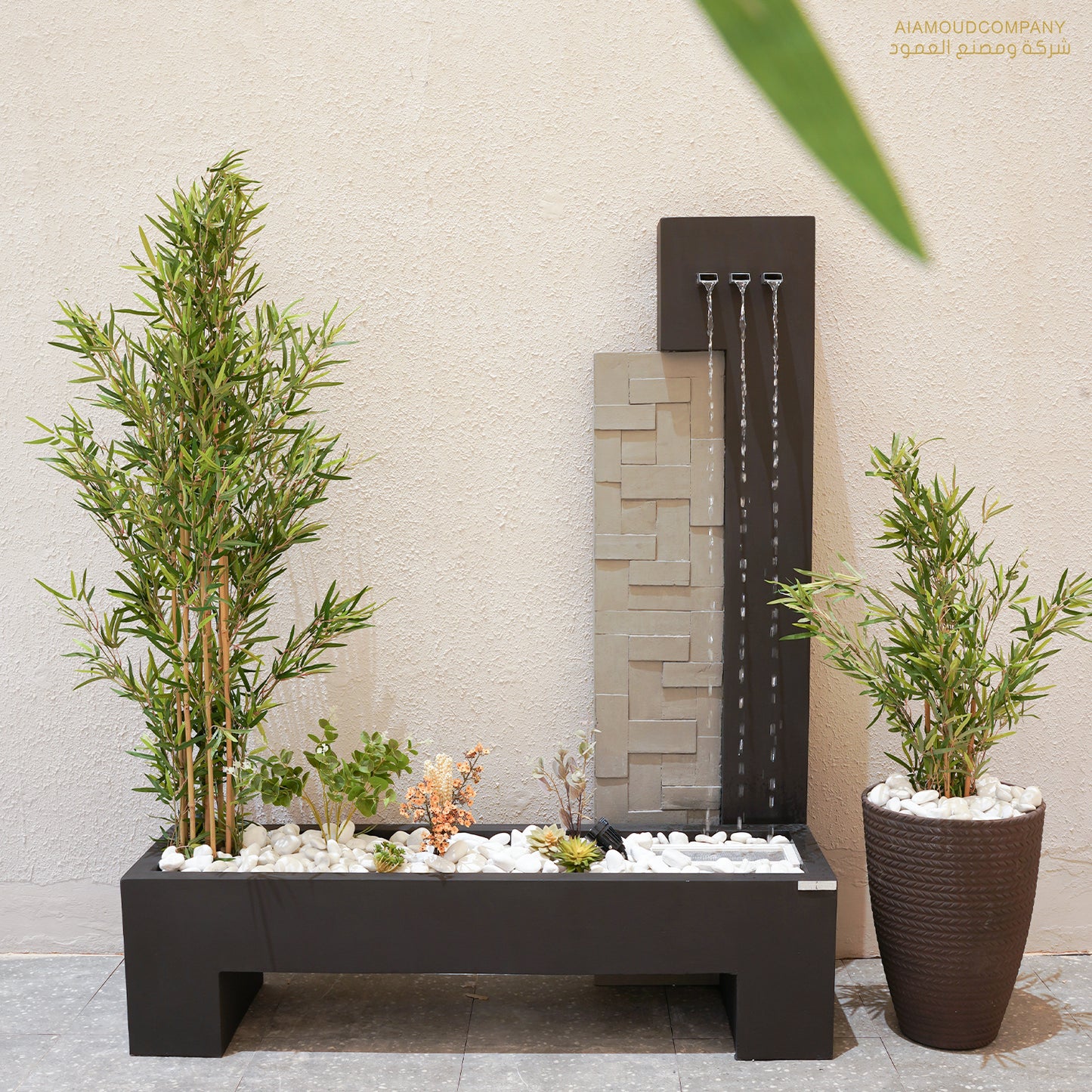 شلال يخلق أجواء هادئة ومريحة