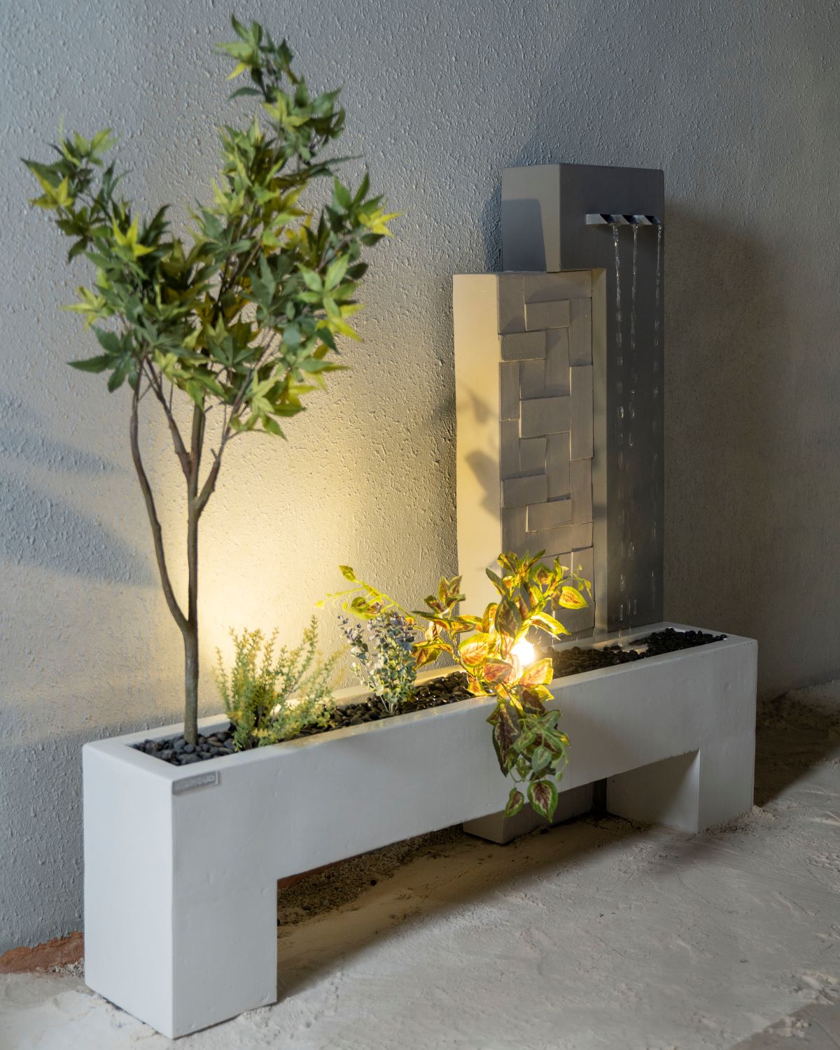 شلال مزود بإضاءة لجو دافئ وجذاب