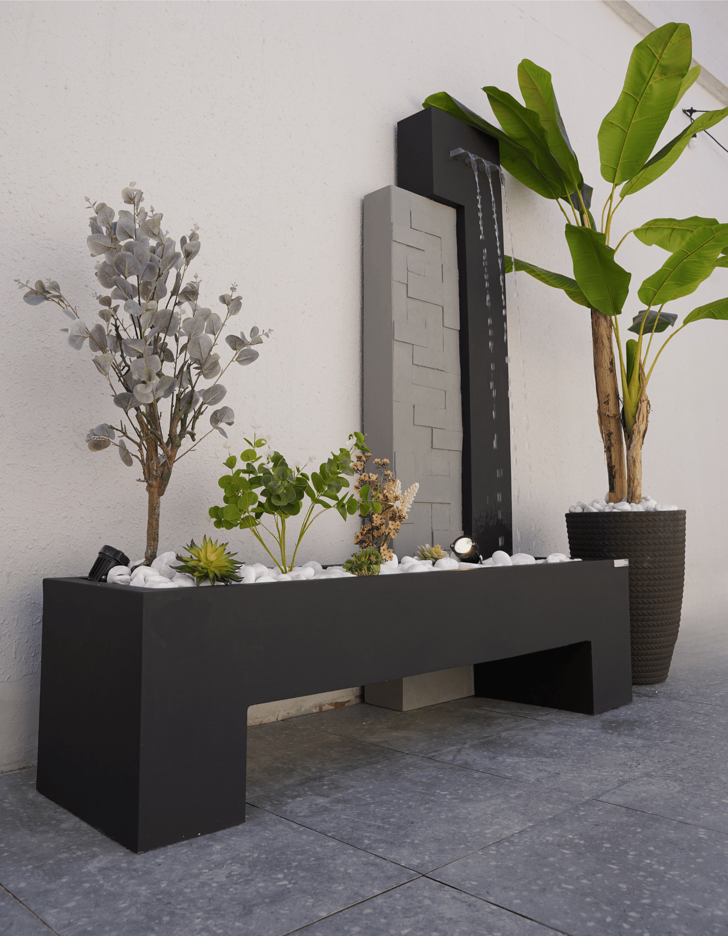 شلال مع مجموعة أشجار مختارة بعناية