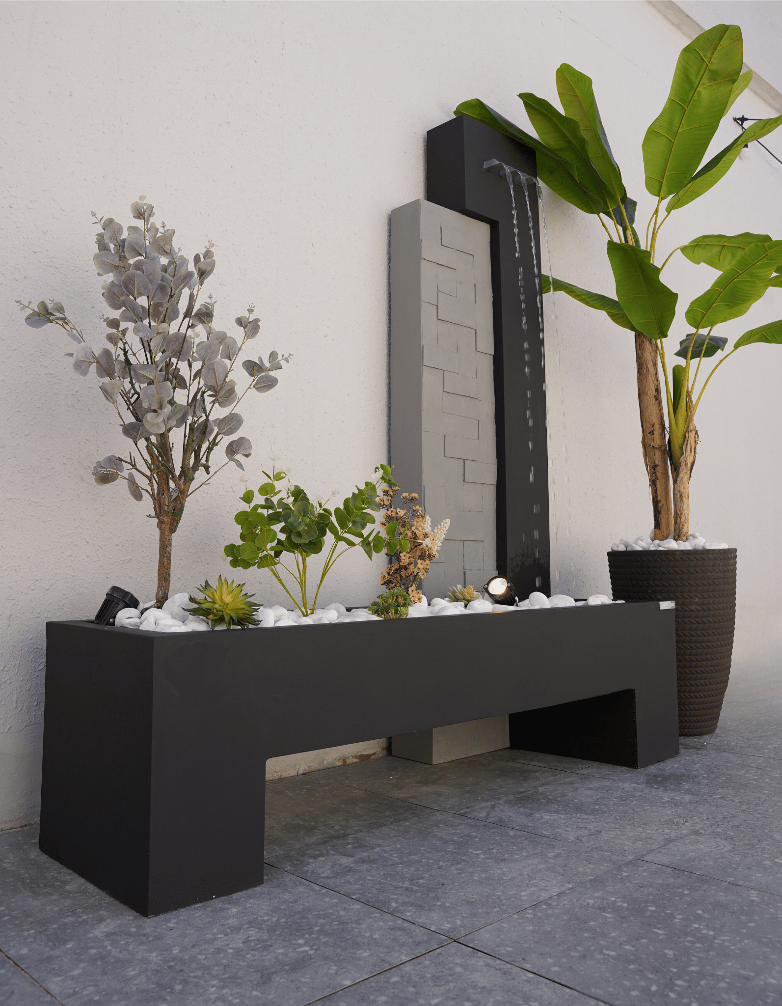 شلال مع مجموعة أشجار مختارة بعناية