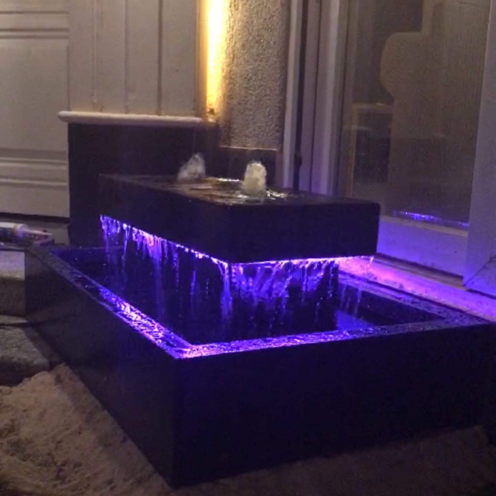 نافورة خارجية صغيرة تضيف جاذبية خاصة