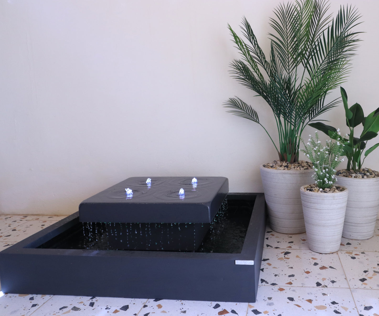 نافورة خارجية بتصميم مربع أنيق وتدفق مائي ناعم