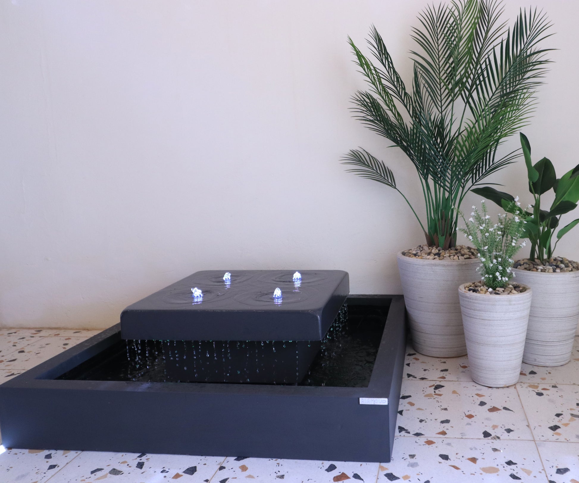 نافورة خارجية بتصميم مربع أنيق وتدفق مائي ناعم