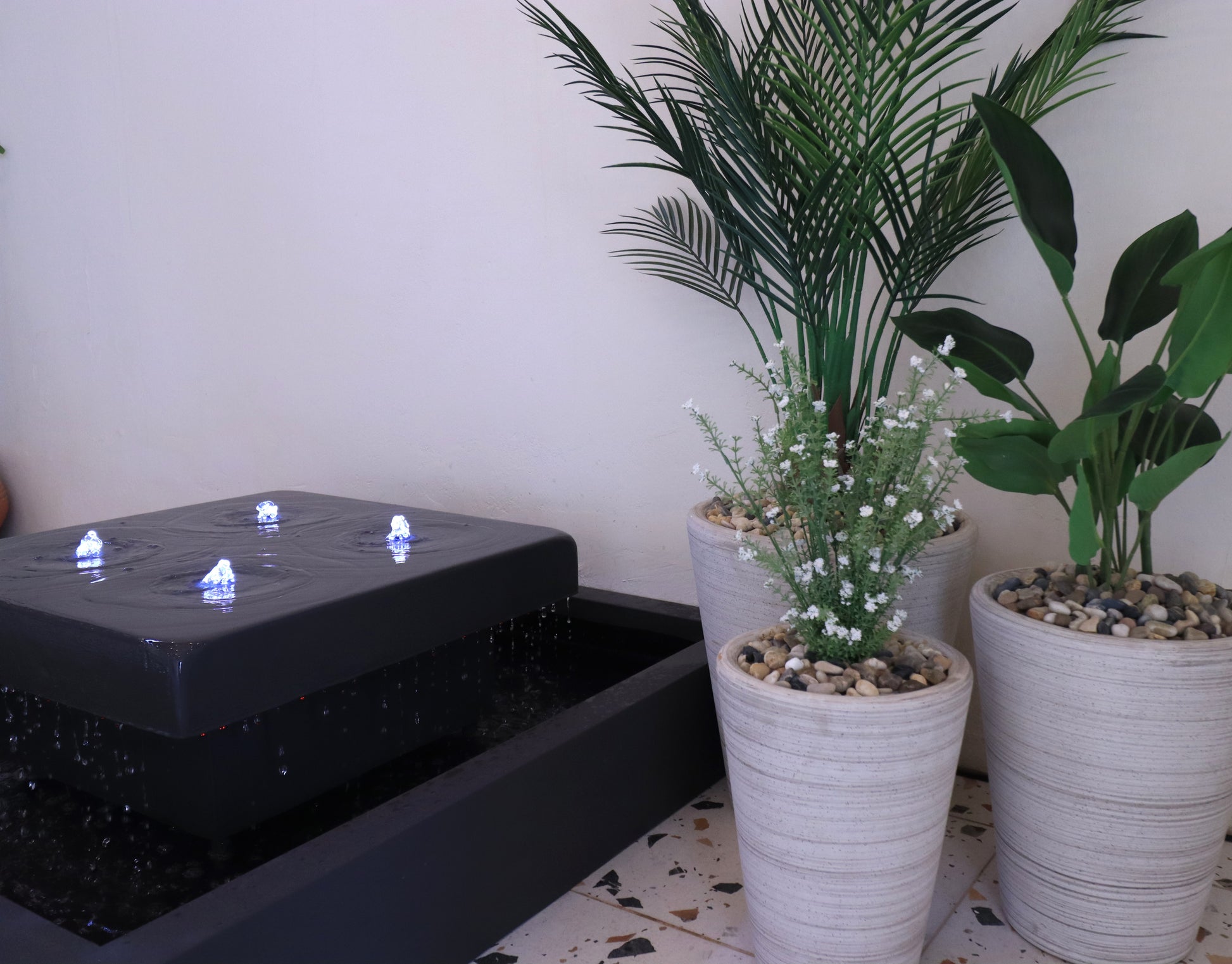 نافورة مضاءة متعددة الألوان تضيف إشراقاً للمساحة