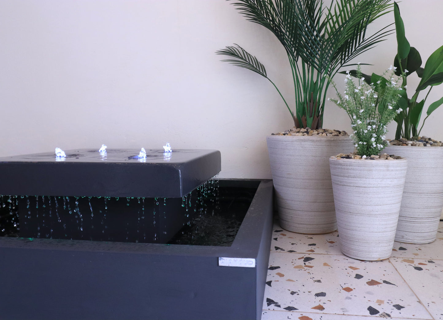 نافورة متوسطة الحجم بسطح مائي هادئ تناسب الحدائق