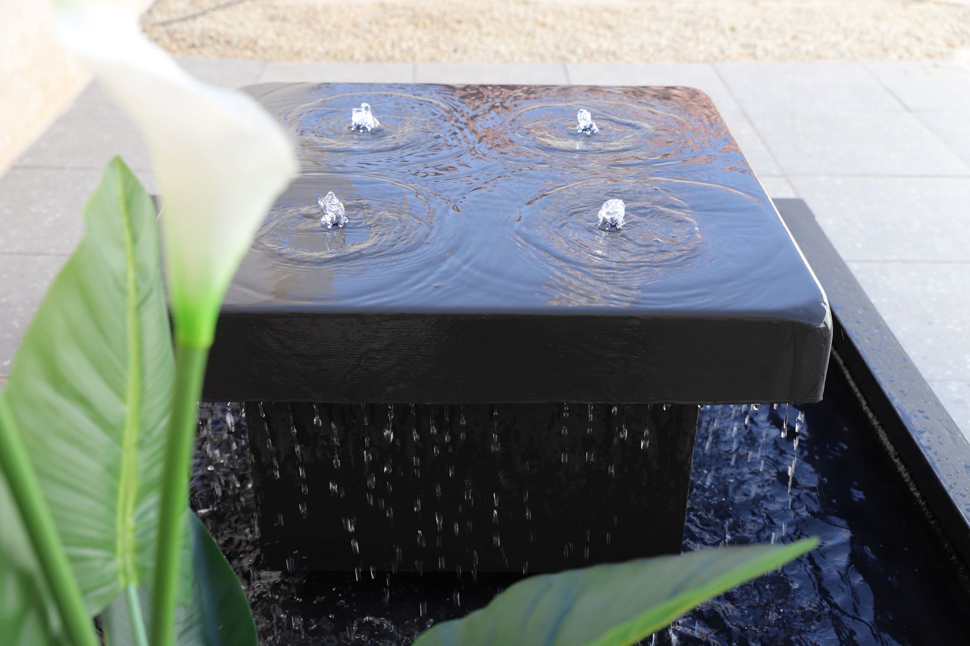 نافورة مربعة مضاءة توضع في المساحات الخارجية بإطلالة فاخرة