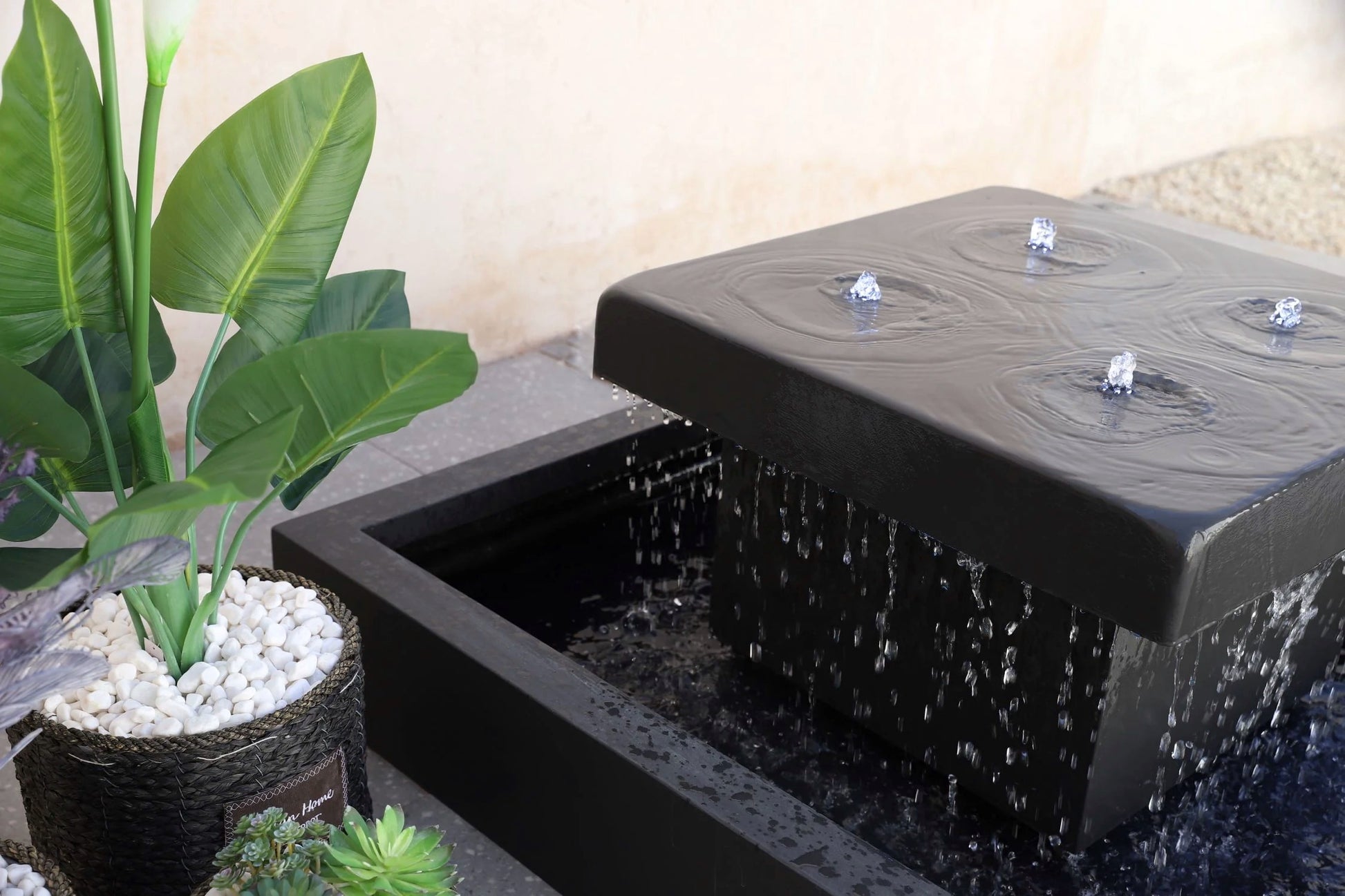 نافورة بتصميم عصري مع حركة ماء متوازنة