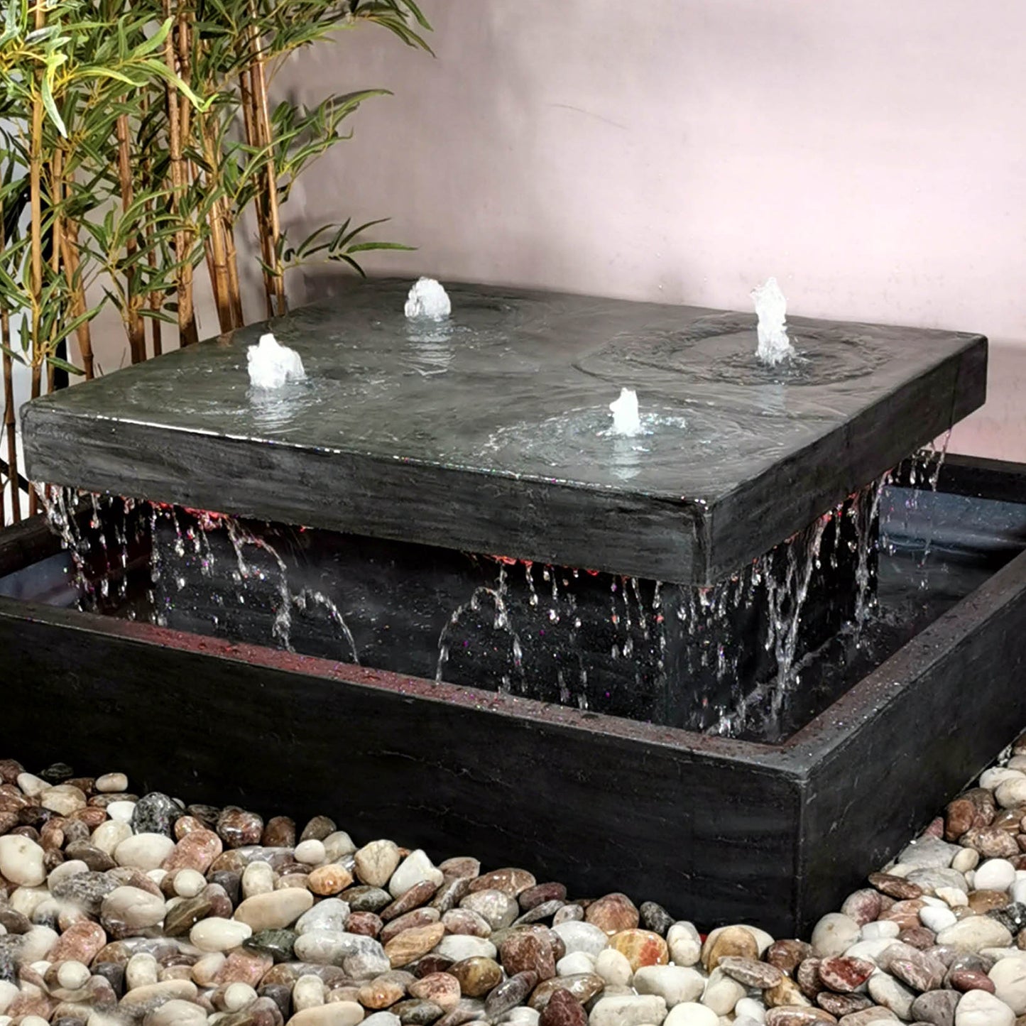 نافورة مربعة مع تدفق مائي يخلق إحساساً بالراحة