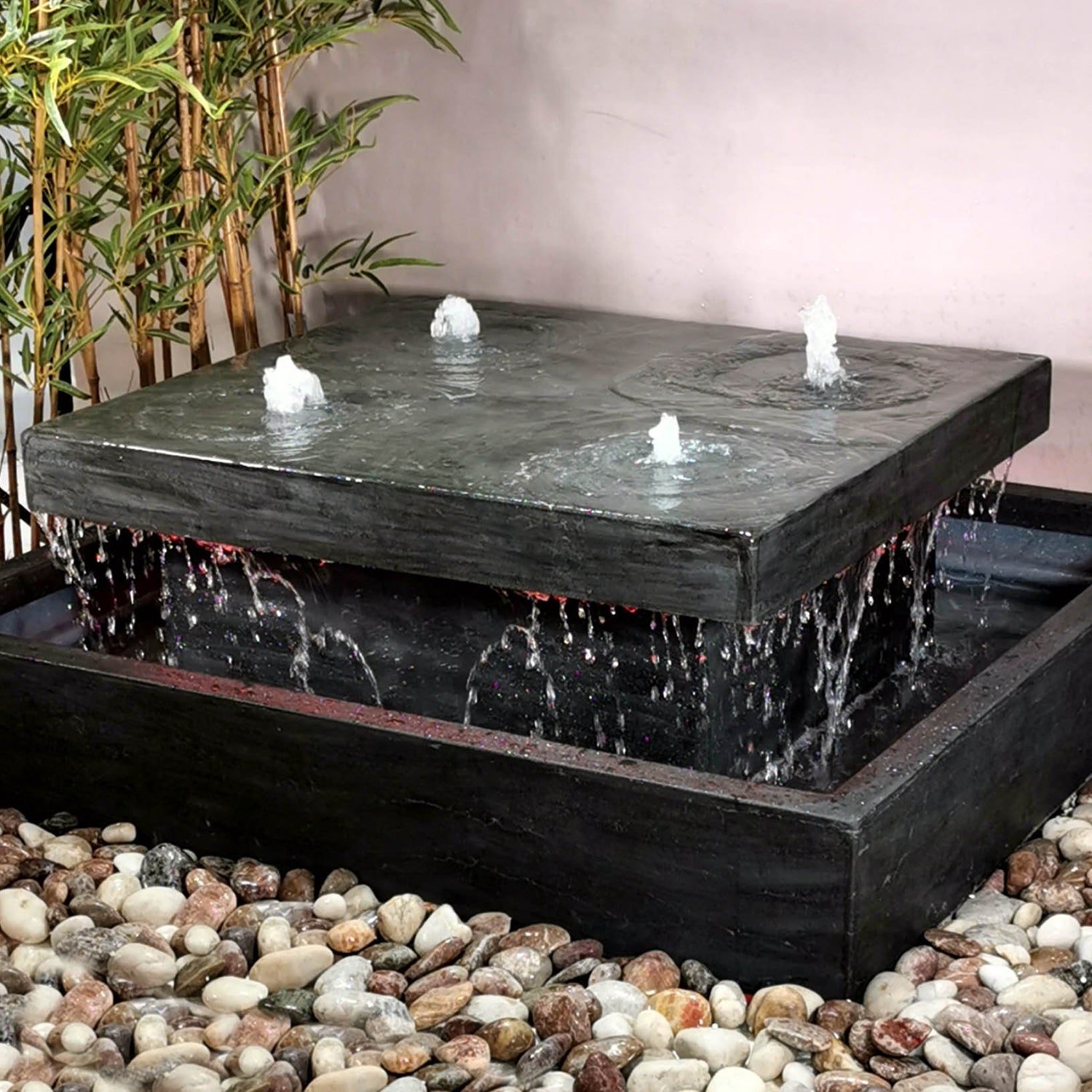 نافورة مربعة مع تدفق مائي يخلق إحساساً بالراحة