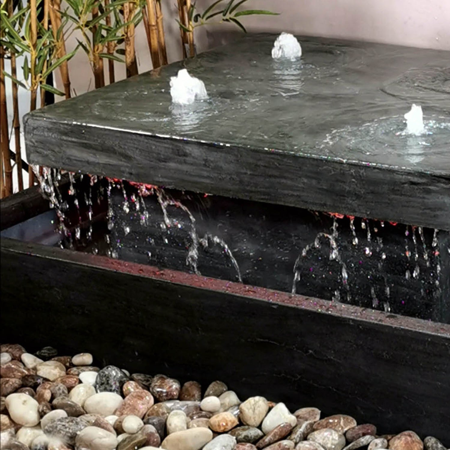 نافورة خارجية مضاءة تمنح المكان رونقاً وحيوية طبيعية