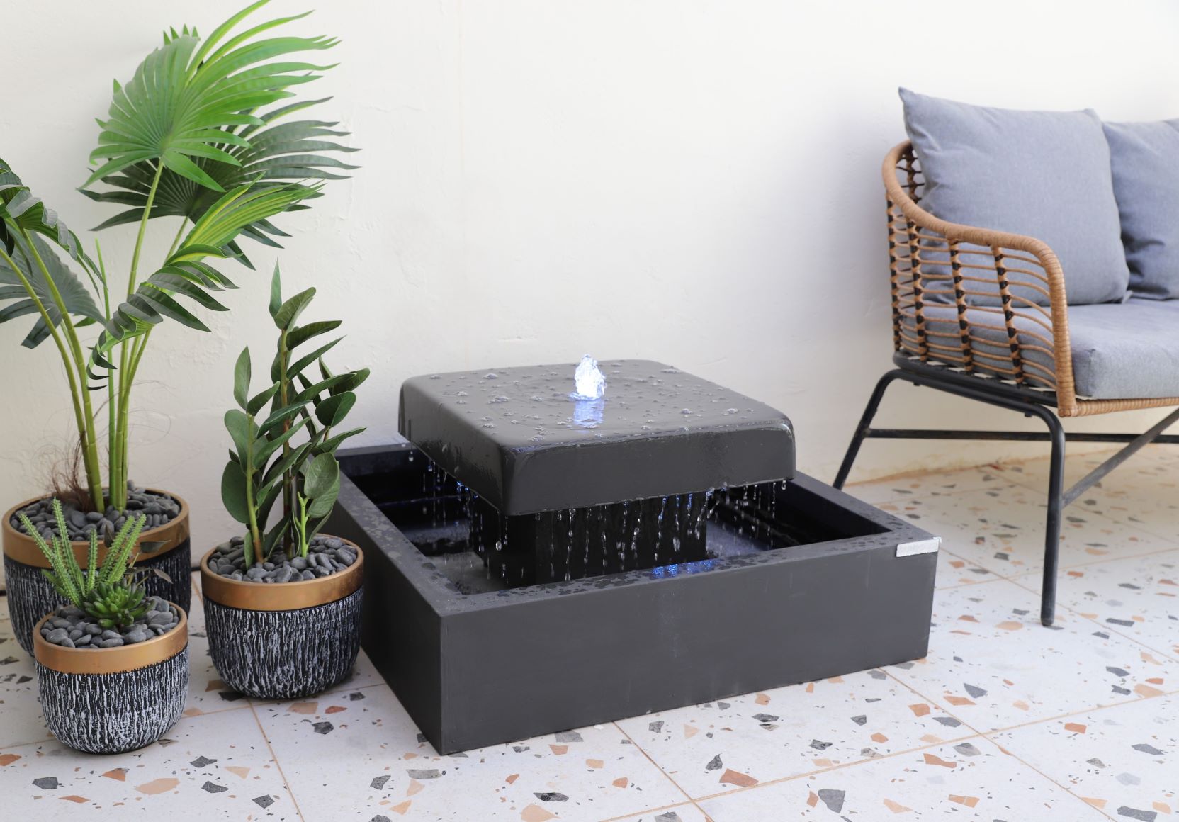 نافورة مربعة صغيرة بتصميم خارجي أنيق مع إضاءة مدمجة