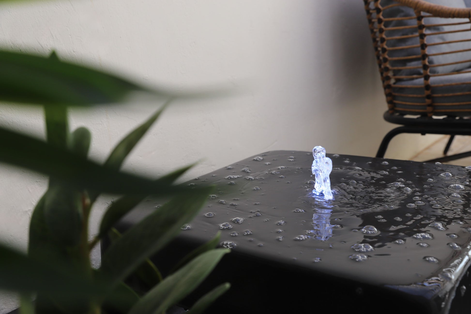 نافورة مضاءة بتوهج ناعم على شكل مربع صغير