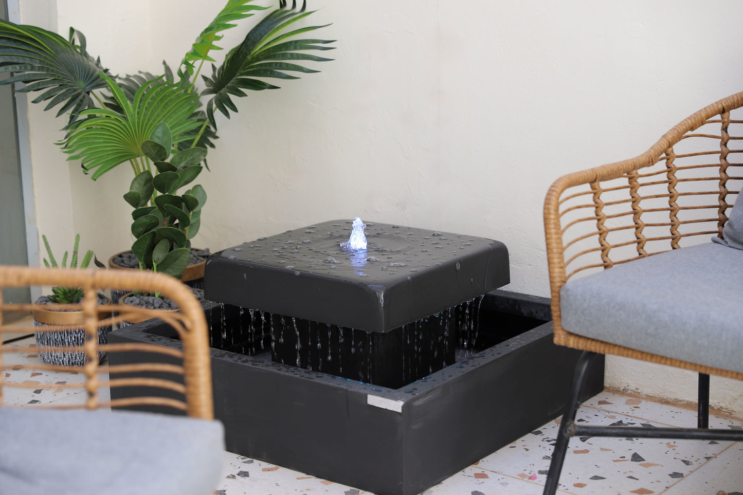 نافورة مربعة بإضاءة متعددة تضيف جمالاً للمساحة