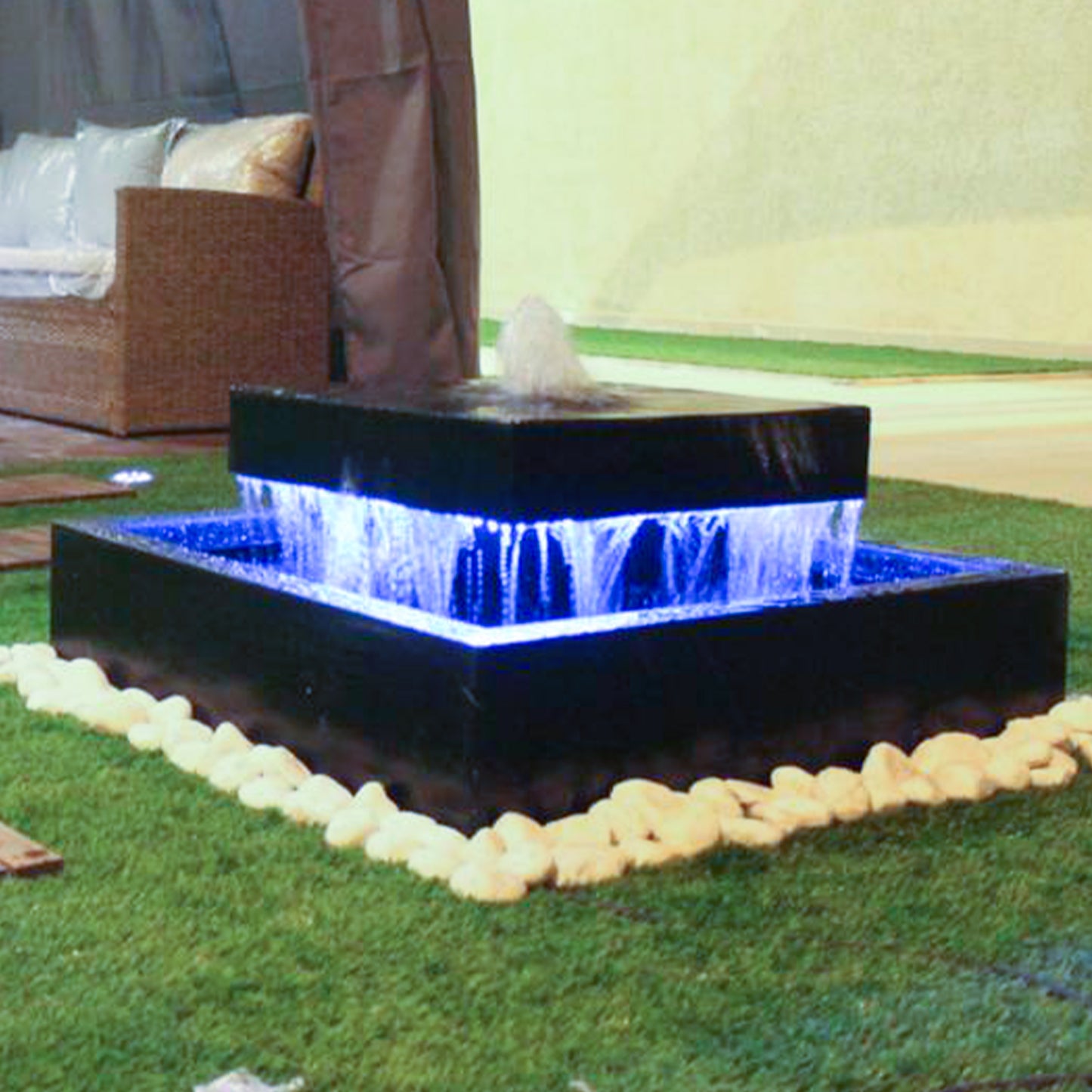 نافورة صغيرة بتصميم مربع أنيق تضيف لمسة فاخرة