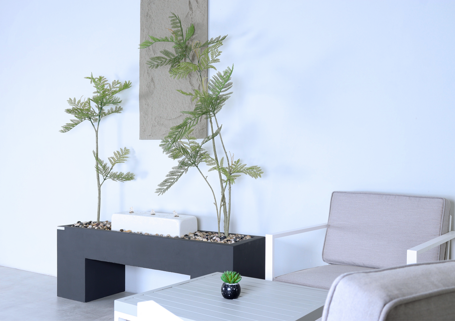 نافورة خارجية مع أحجار زينة تمنح المكان طابعاً طبيعياً