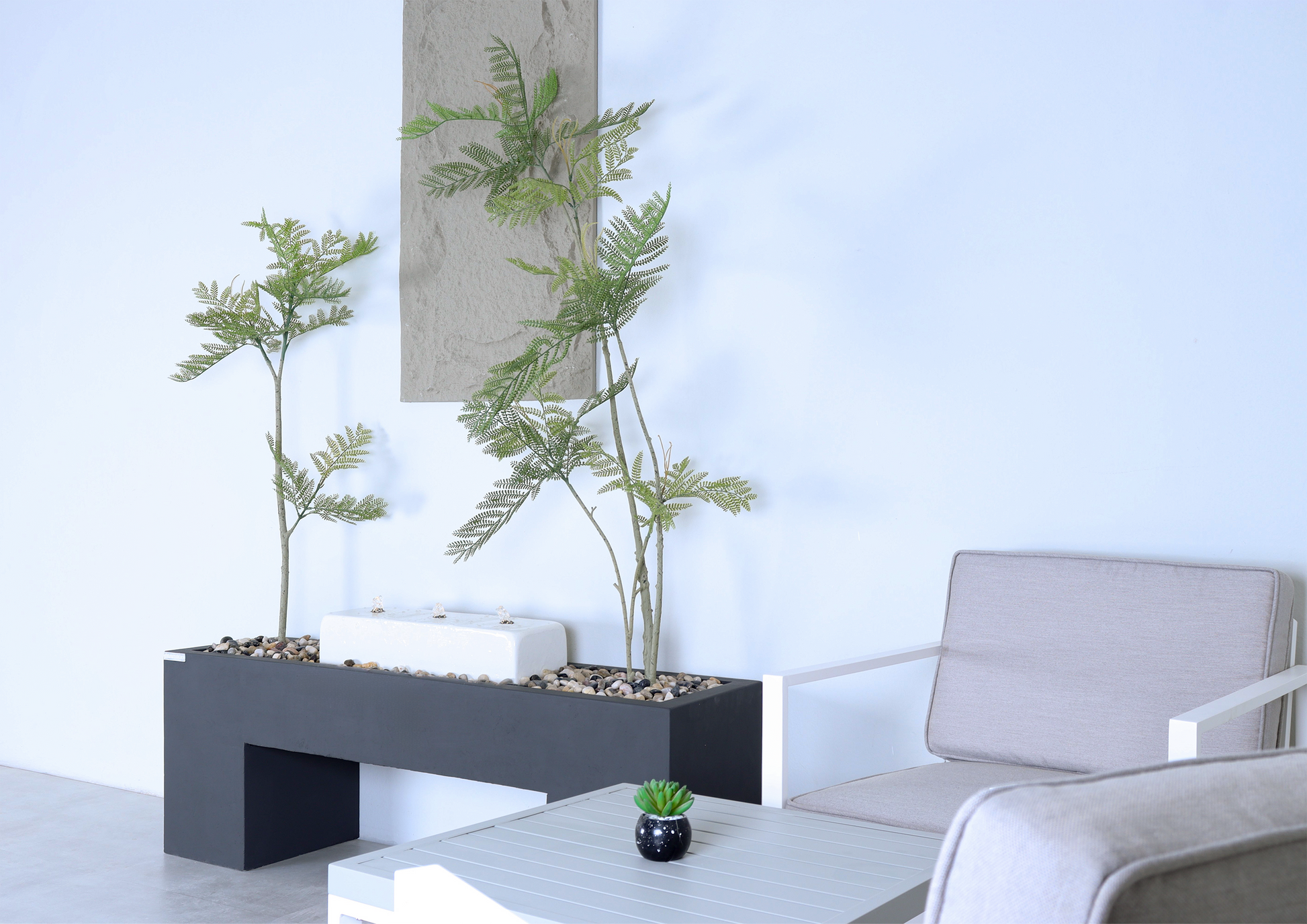 نافورة خارجية مع أحجار زينة تمنح المكان طابعاً طبيعياً