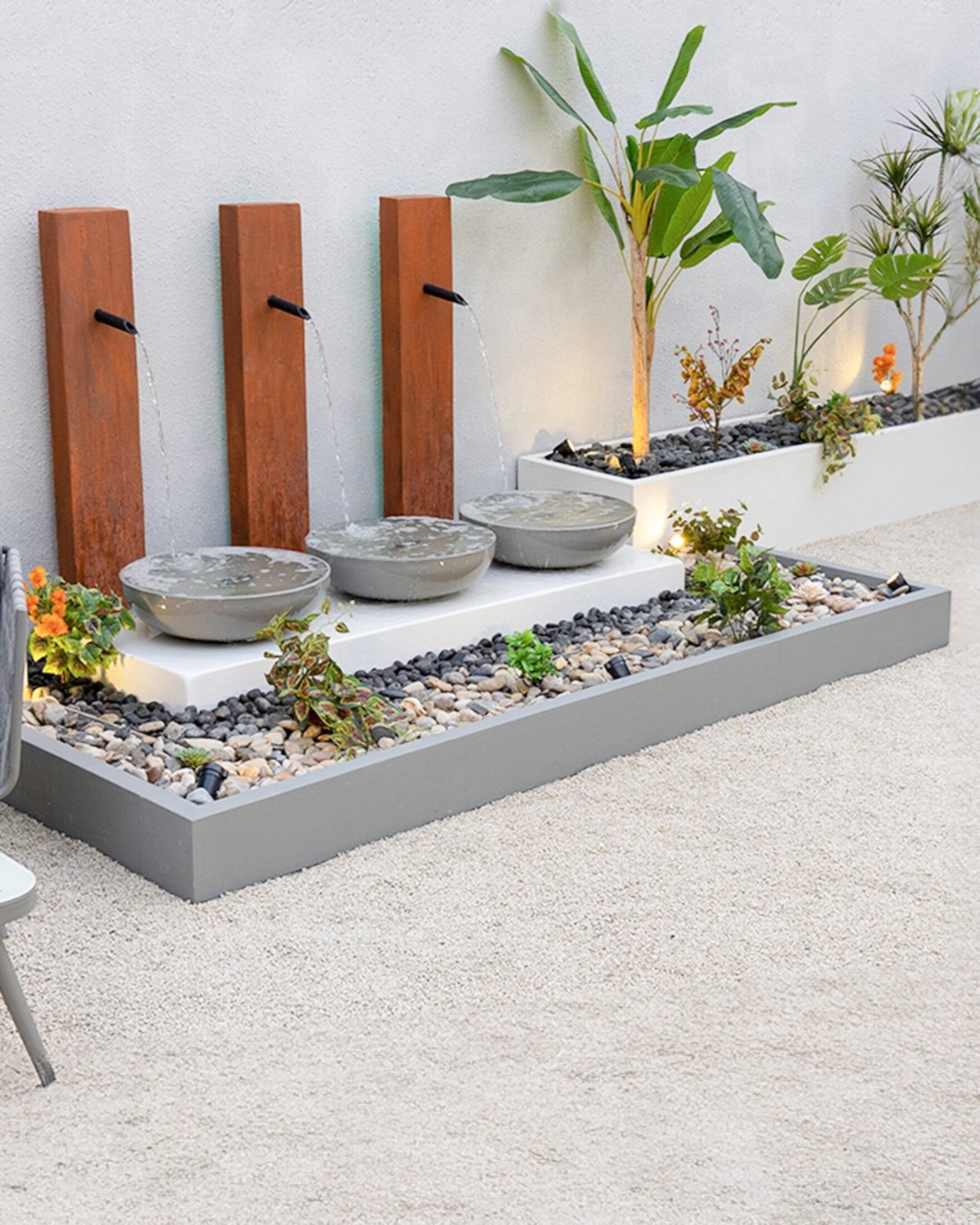 شلال كورونيا يوفر جمال وهدوء مع تصميم أنيق وعصري.