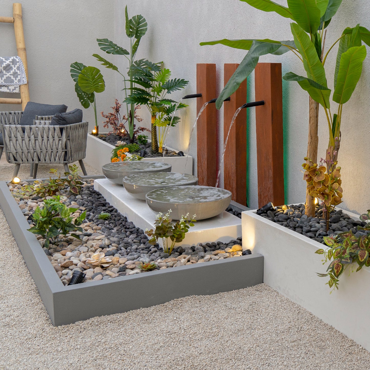 شلال كورونيا مزود بمجموعة حواجز وطبقة حماية للأرضية بدون بناء.