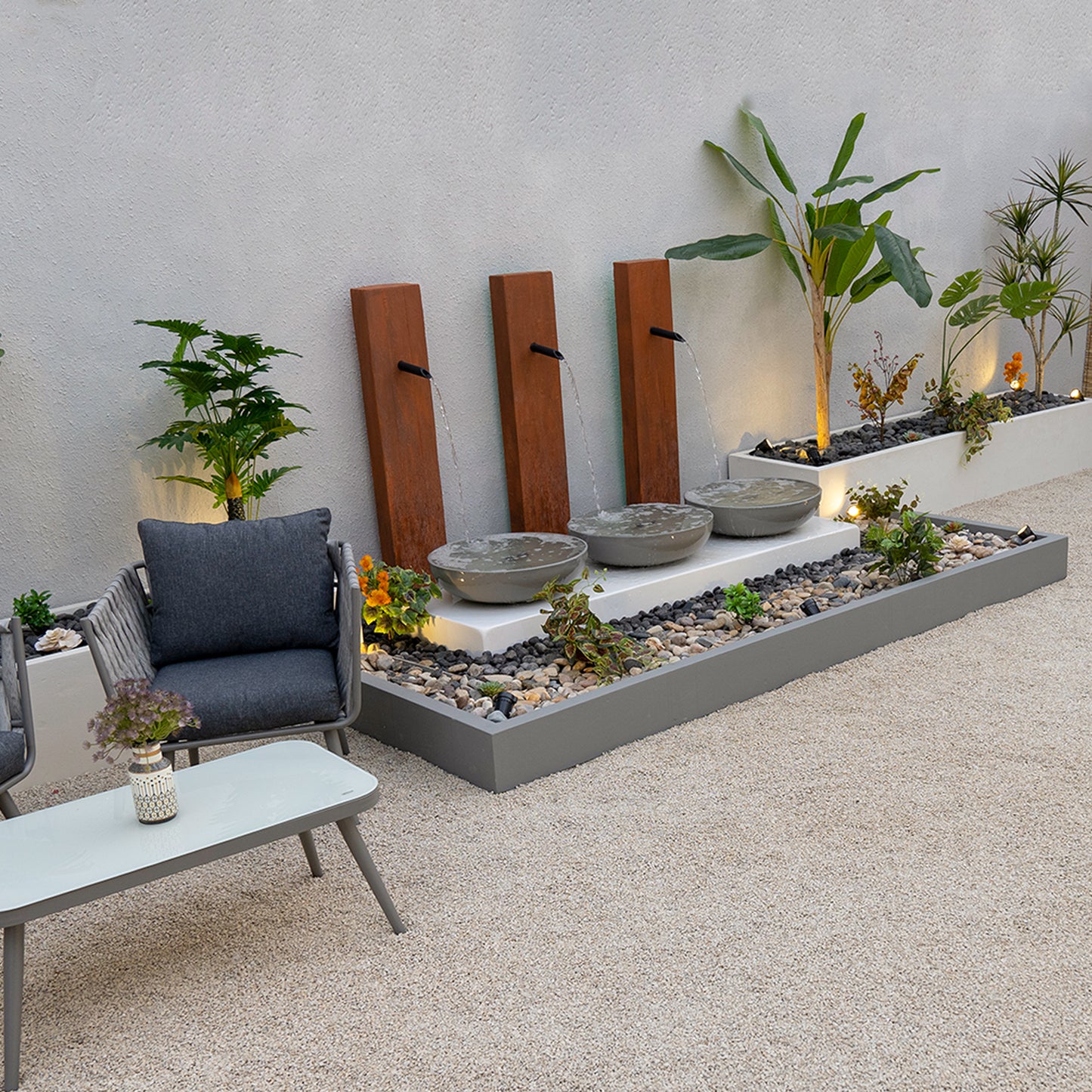 نافورة بجودة عالية مع مزيج من الأحجار الطبيعية.