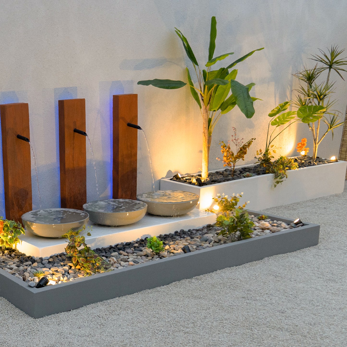 شلال كورونيا متناسق مع مجموعة أشجار مختارة بعناية.