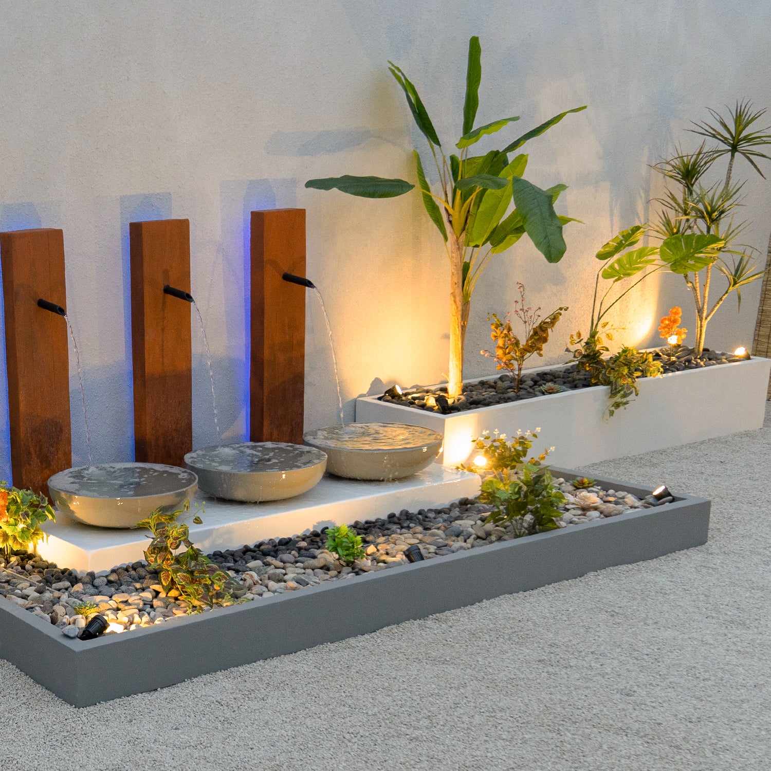 شلال كورونيا متناسق مع مجموعة أشجار مختارة بعناية.