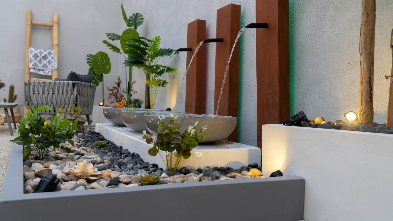 تصميم الشلال يضفي أجواء هادئة وفاخرة للمنزل أو الحديقة.