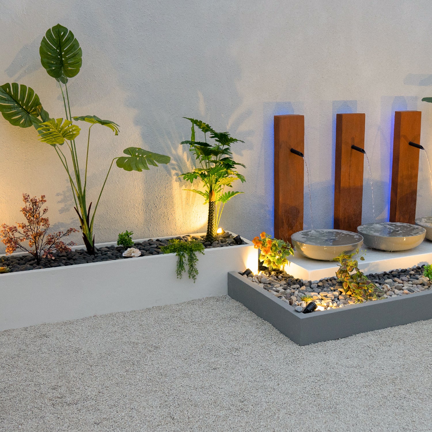 شلال داخلي وخارجي مع حوض واسع وتدفق ماء مريح.