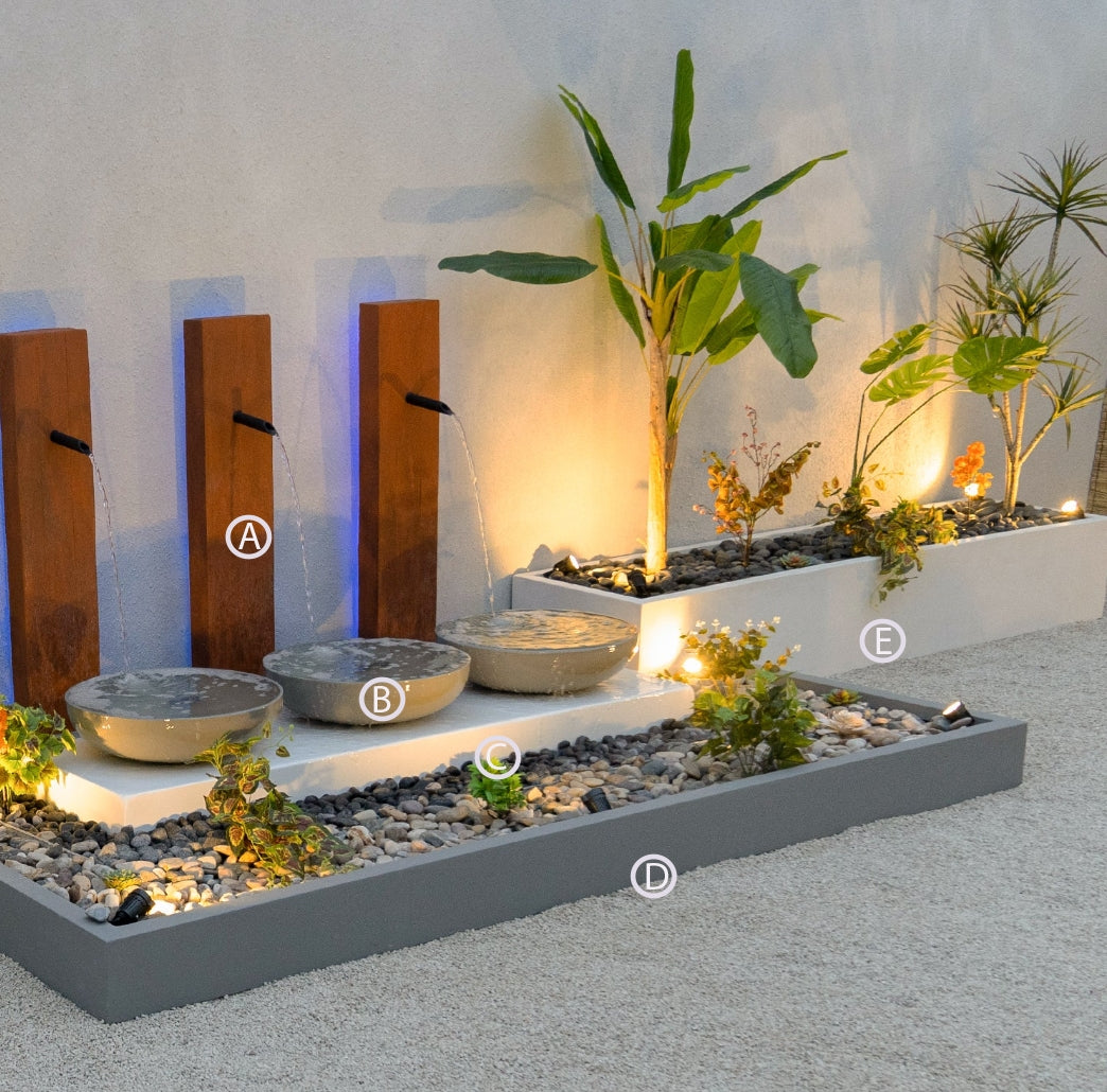 تصميم متناسق للشلال مع إضاءة مريحة وأشجار طبيعية.