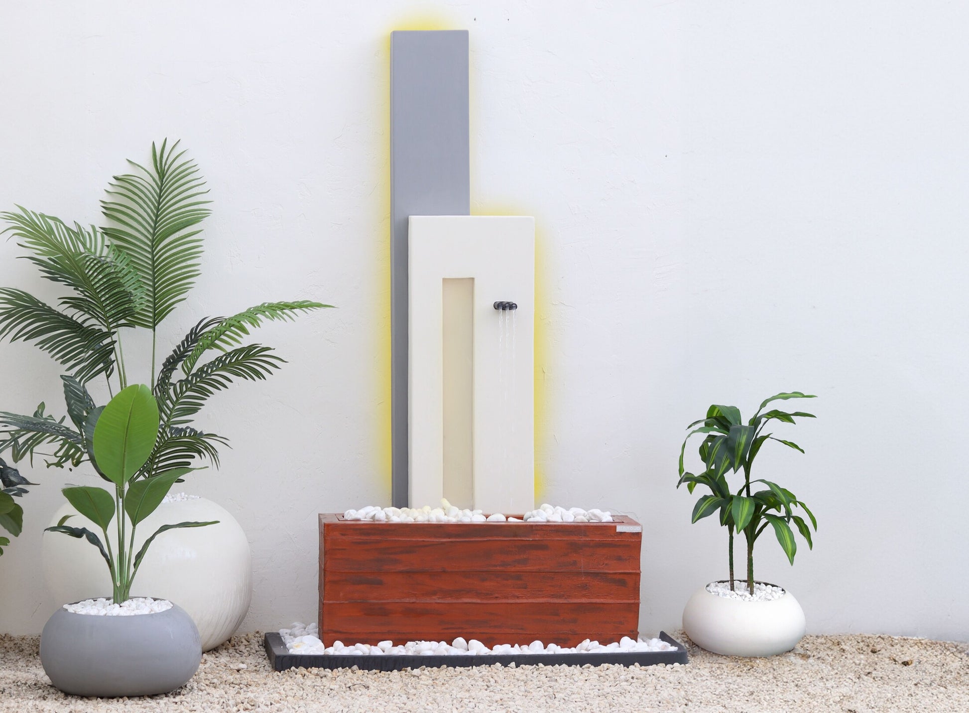 شلال كوستار يضفي كل زاوية حياة وجمال مع انسياب الماء.