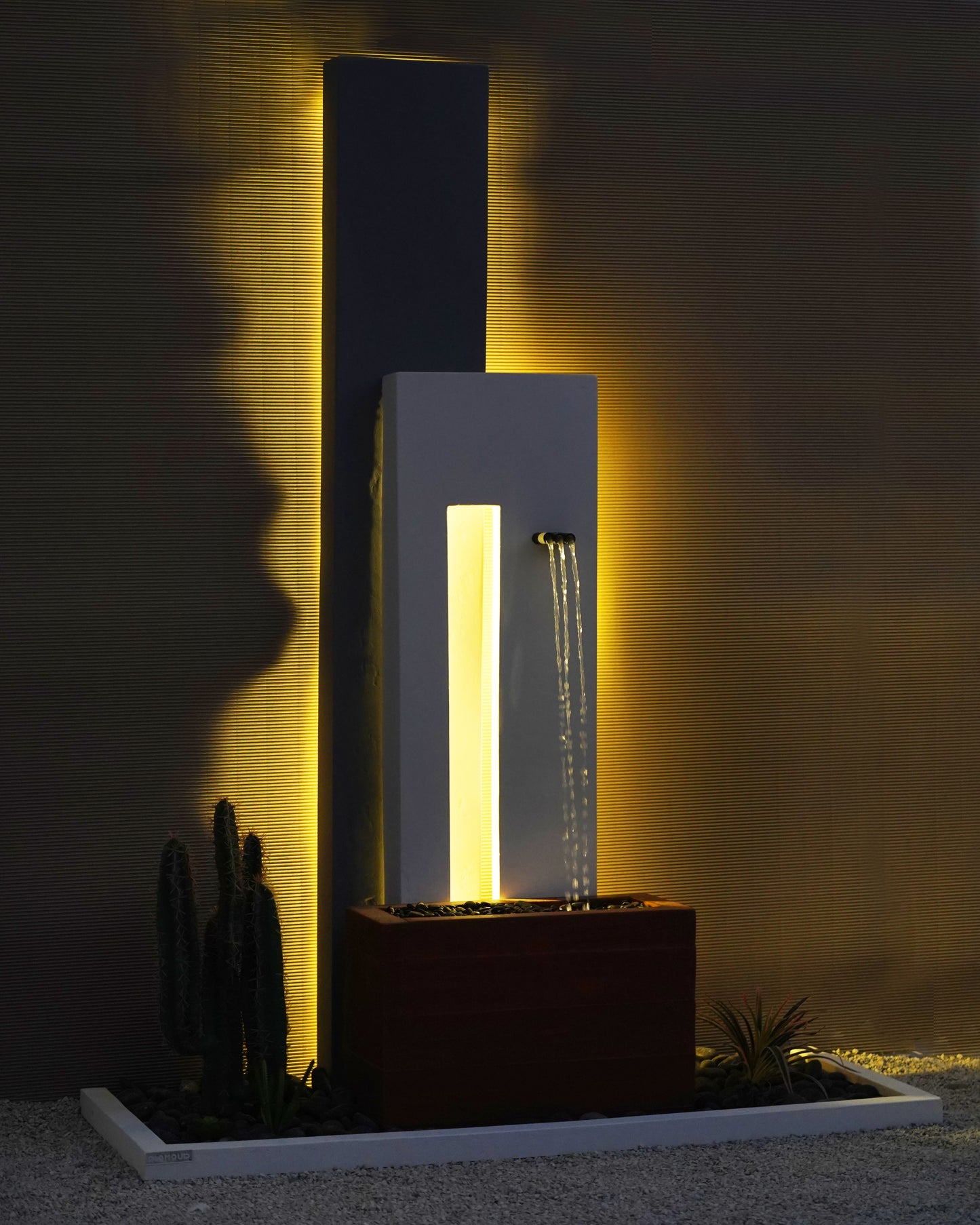 شلال كوستار مناسب للمساحات الداخلية والخارجية الصغيرة والمتوسطة.