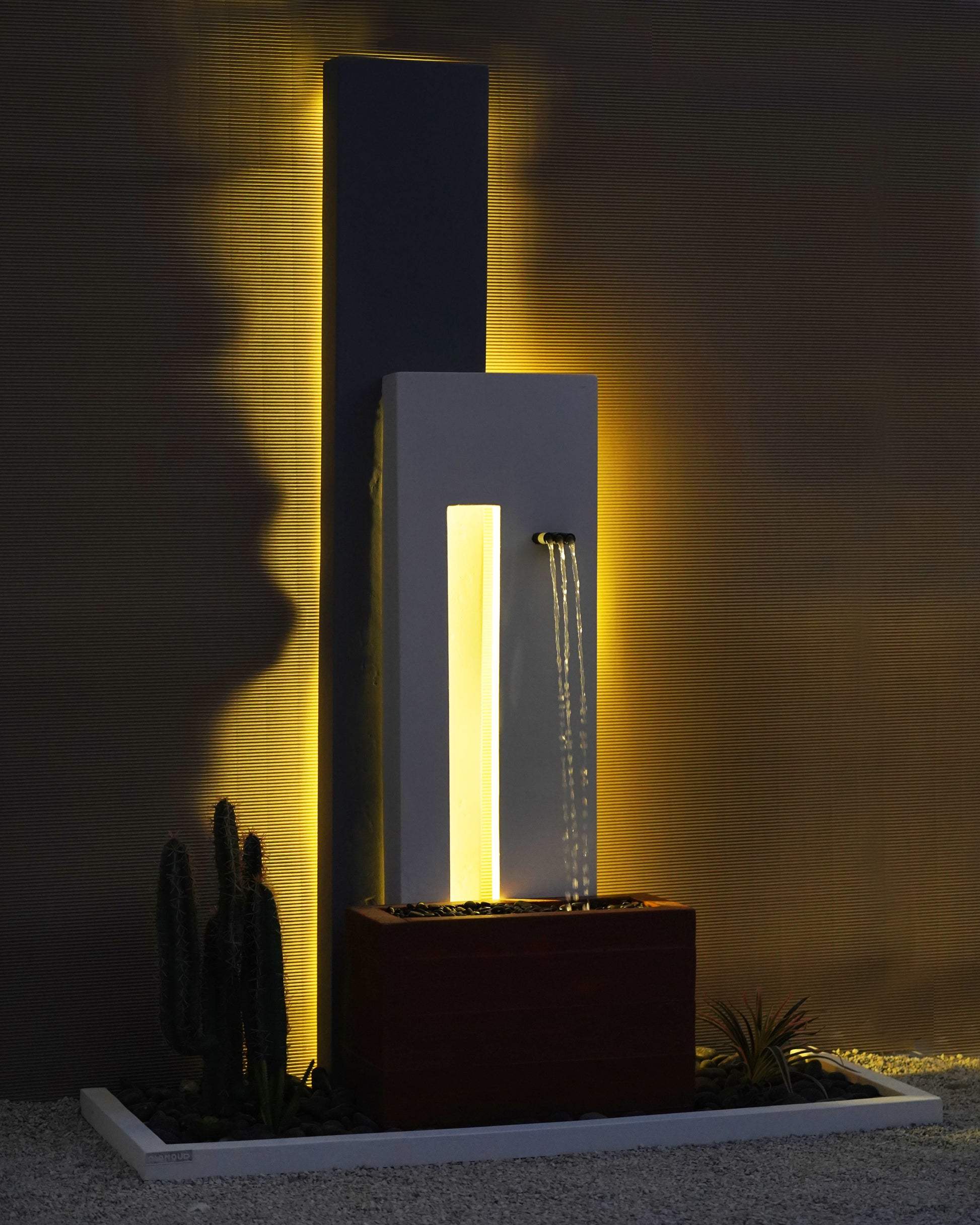 شلال كوستار مناسب للمساحات الداخلية والخارجية الصغيرة والمتوسطة.