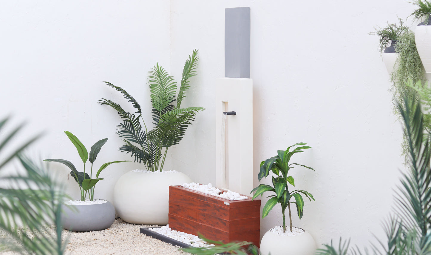 شلال كوستار مزود بمزيج من الأحجار الطبيعية ونباتات مختارة بعناية.