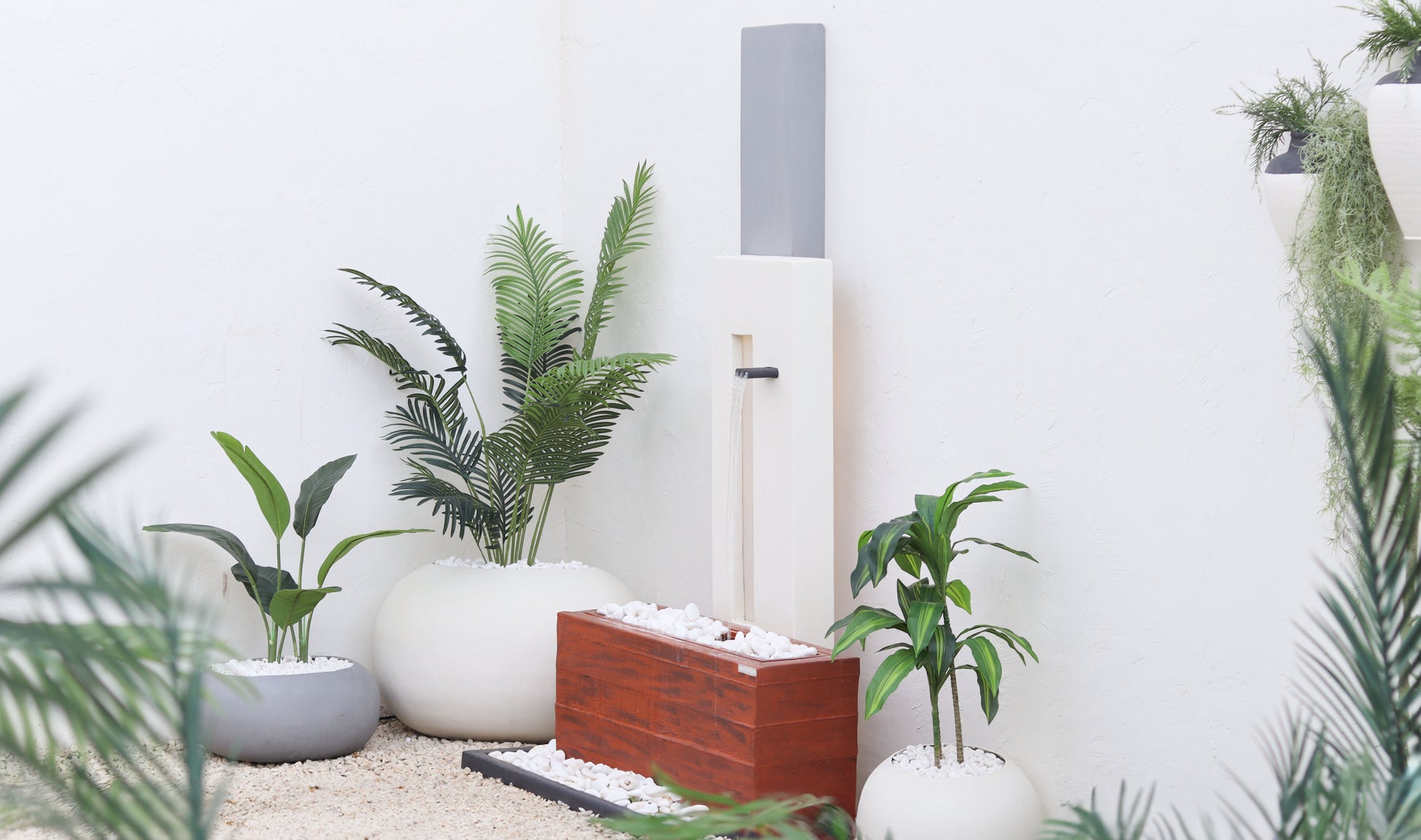 شلال كوستار مزود بمزيج من الأحجار الطبيعية ونباتات مختارة بعناية.