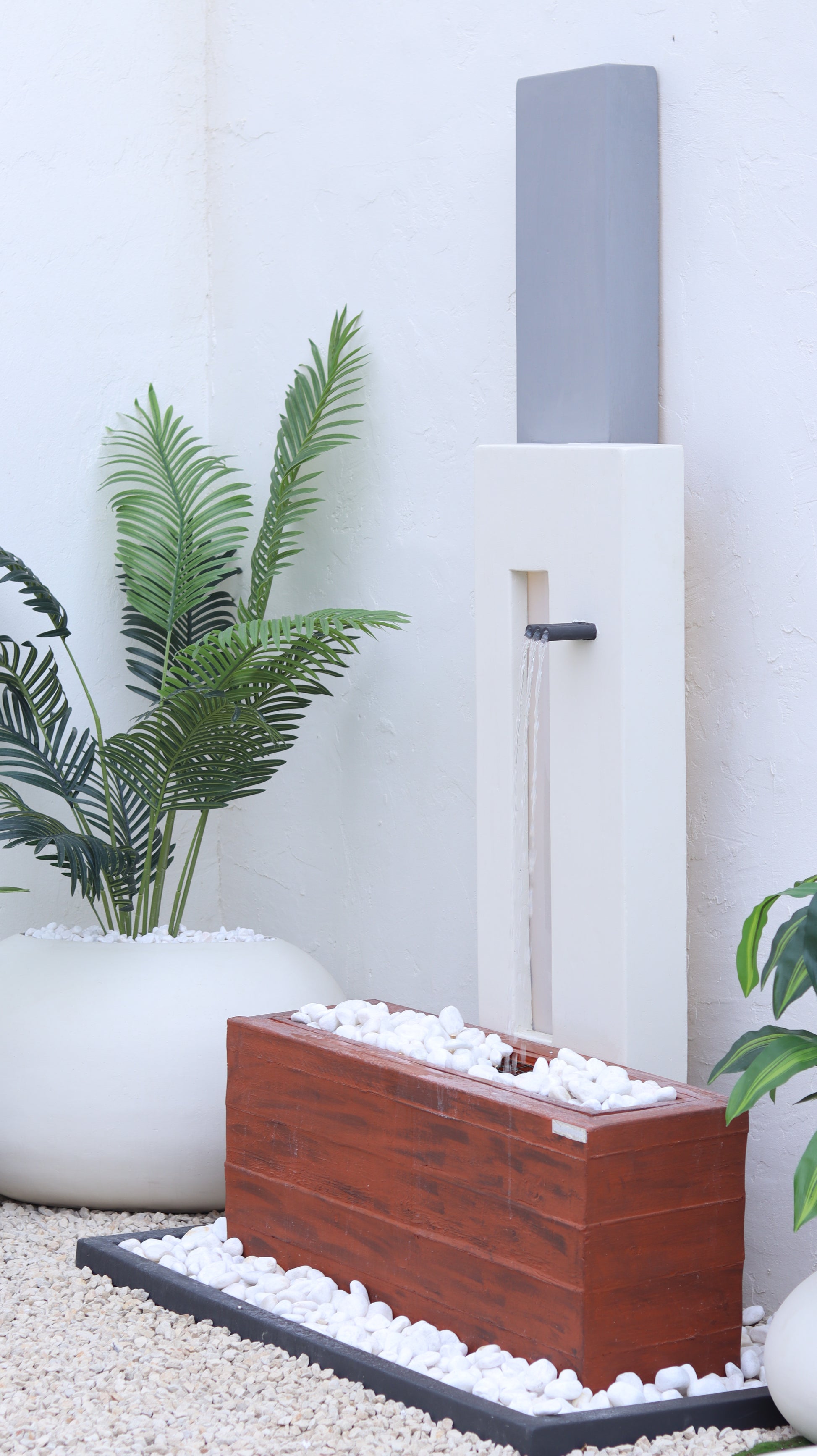 تصميم عصري للشلال مصنوع من الكونكريت مع إضاءة مدمجة.