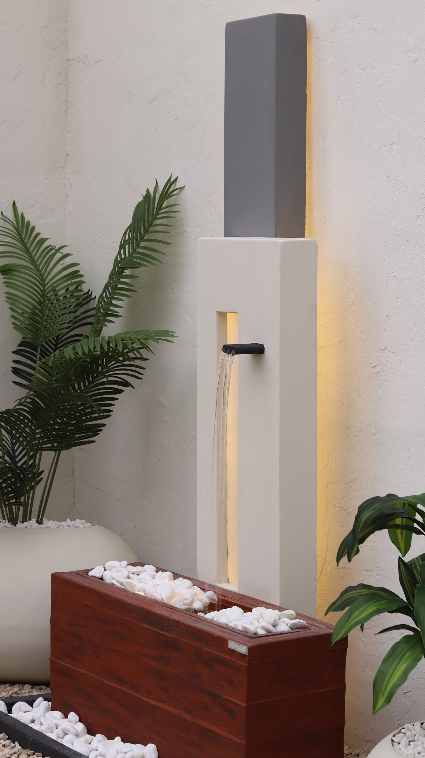 شلال كوستار يأتي مع خاصية التحكم عن بعد لتجربة سهلة ومريحة.