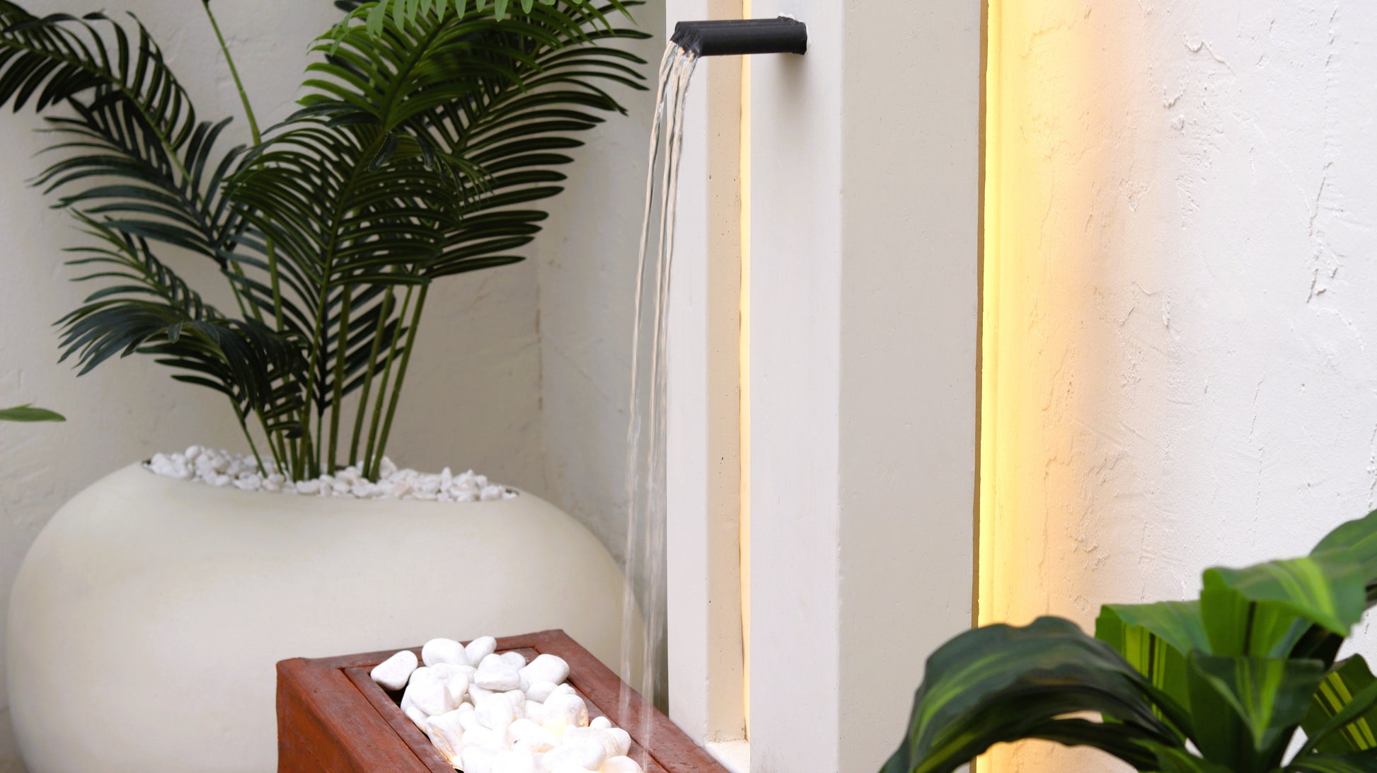 شلال داخلي وخارجي يضيف أجواء هادئة ومريحة لكل مكان.