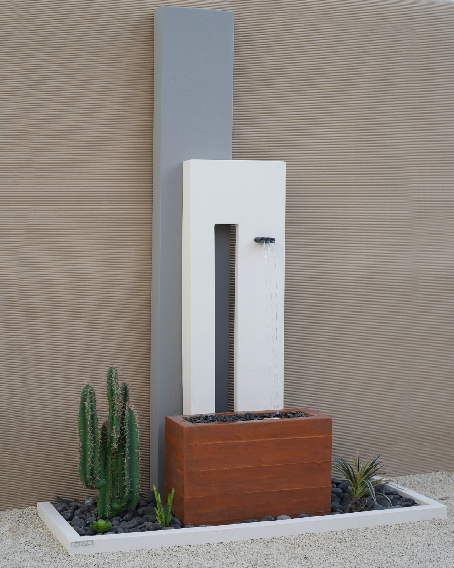 شلال كوستار يوفر لحظات استرخاء بصوت ماء هادئ وإضاءة مريحة.