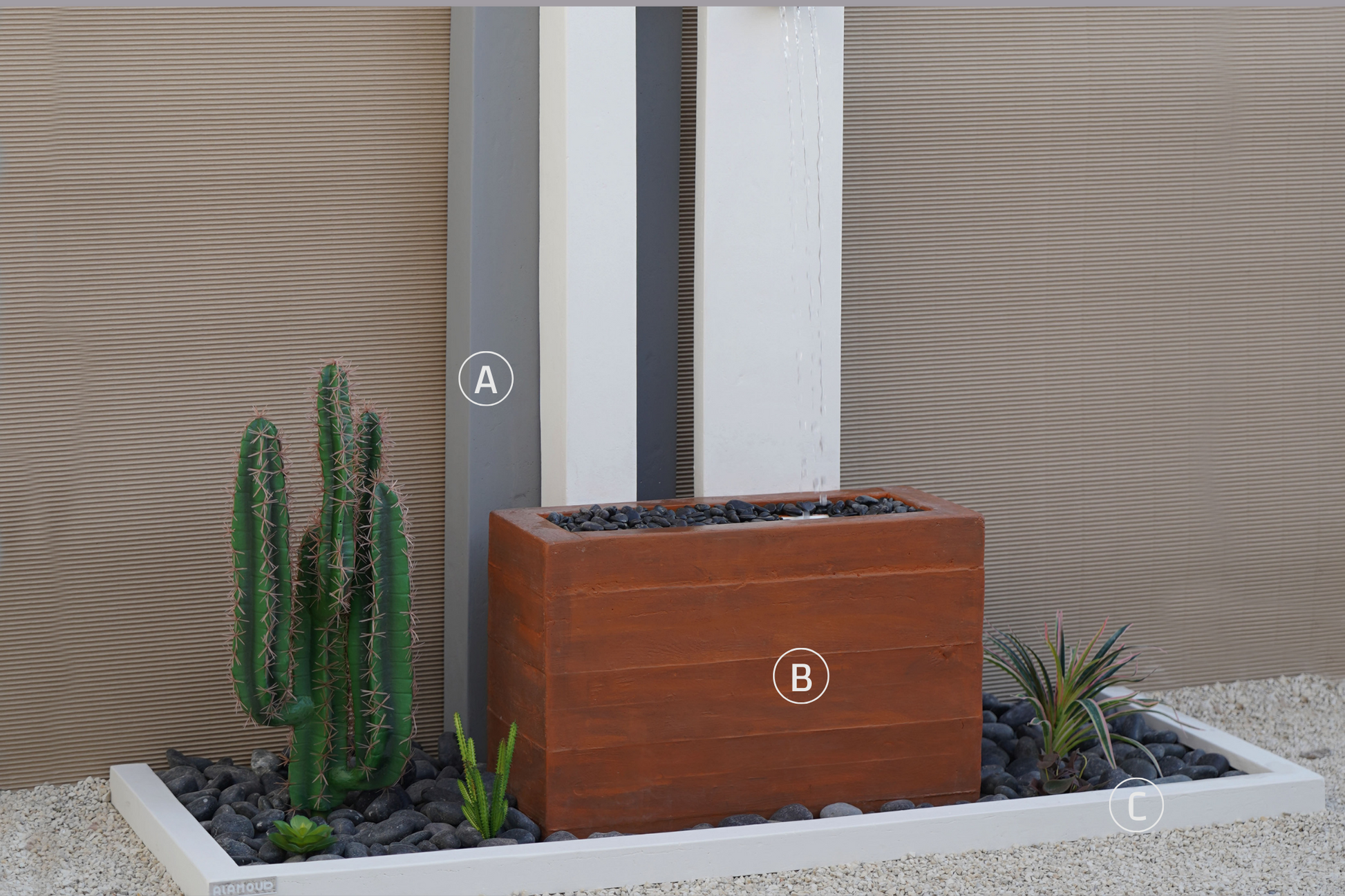 قطعة فنية متكاملة مع مزيج من الأحجار الطبيعية والنباتات.