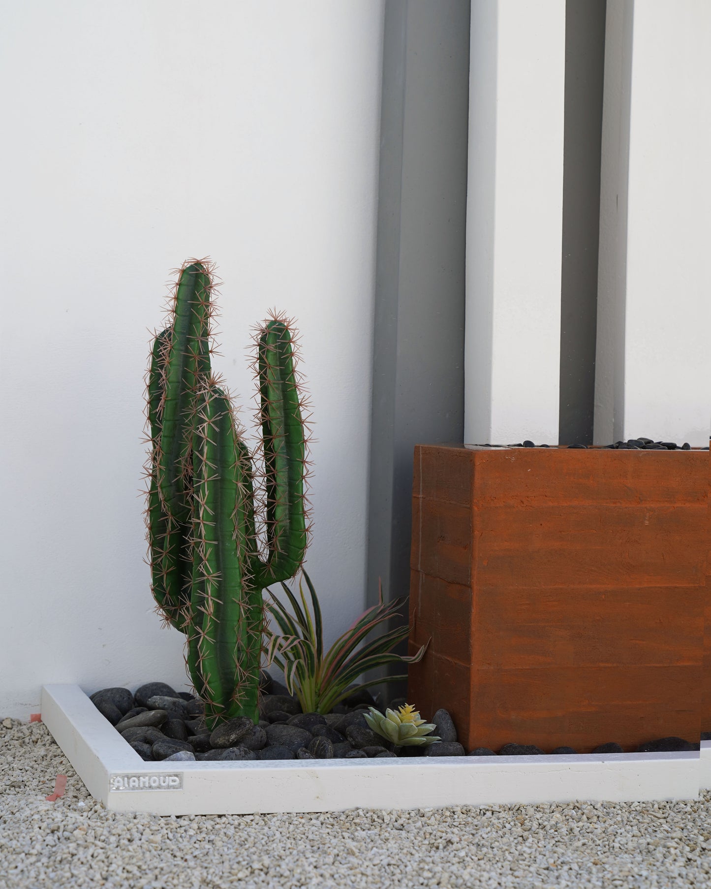 تصميم عصري للشلال مع انسياب ماء ناعم وأشجار طبيعية.