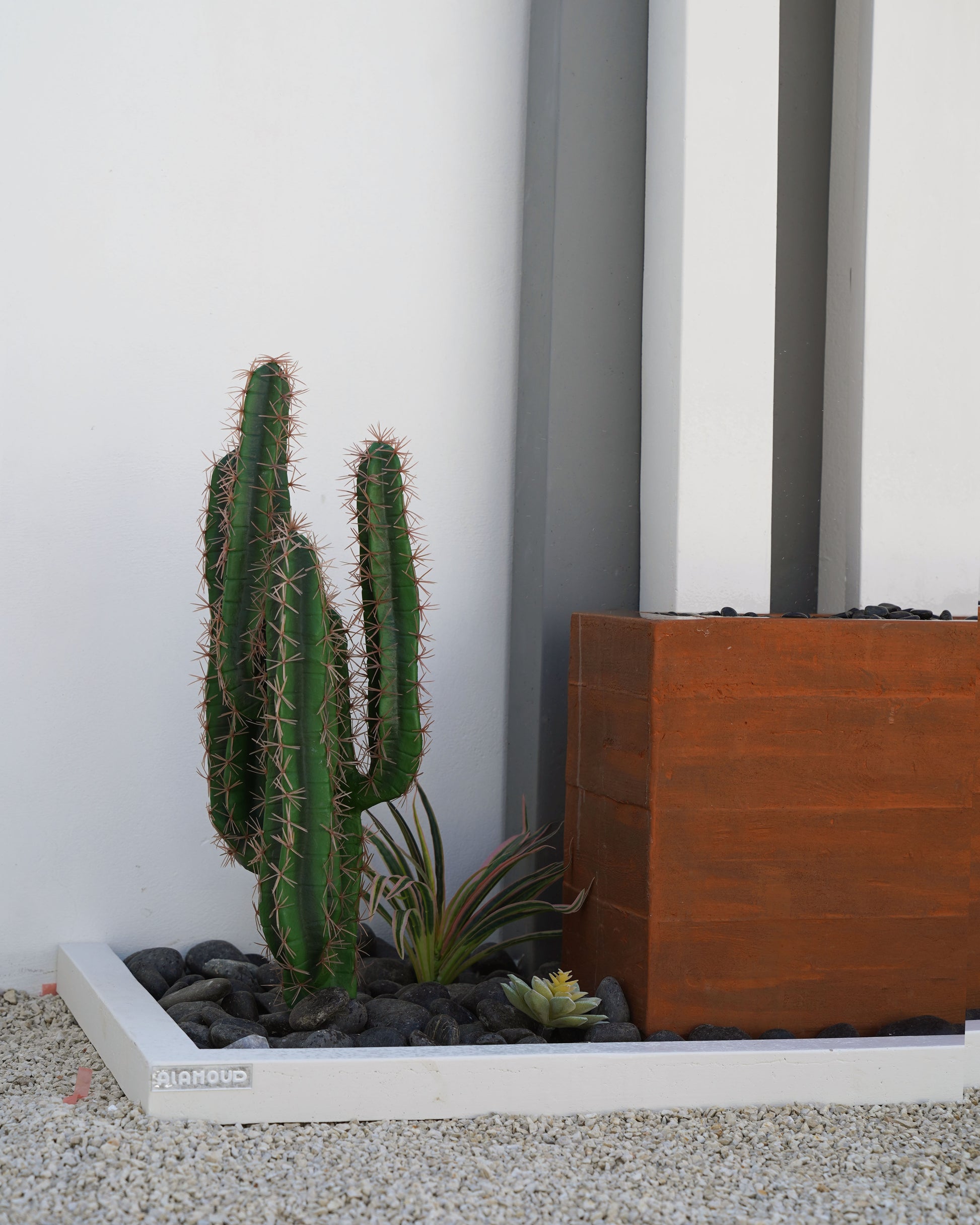 تصميم عصري للشلال مع انسياب ماء ناعم وأشجار طبيعية.