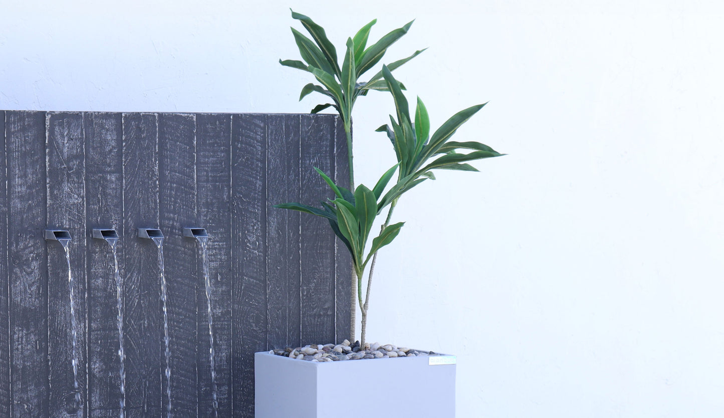 شلال بتنسيق نباتي جميل يدمج الطبيعة بالديكور