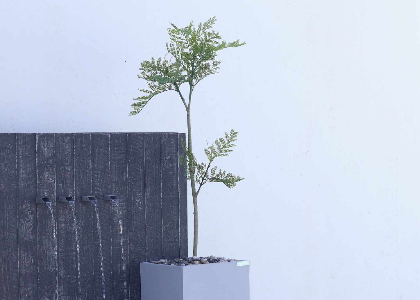 شلال بلمسات طبيعية مع نباتات تضيف حيوية للمكان