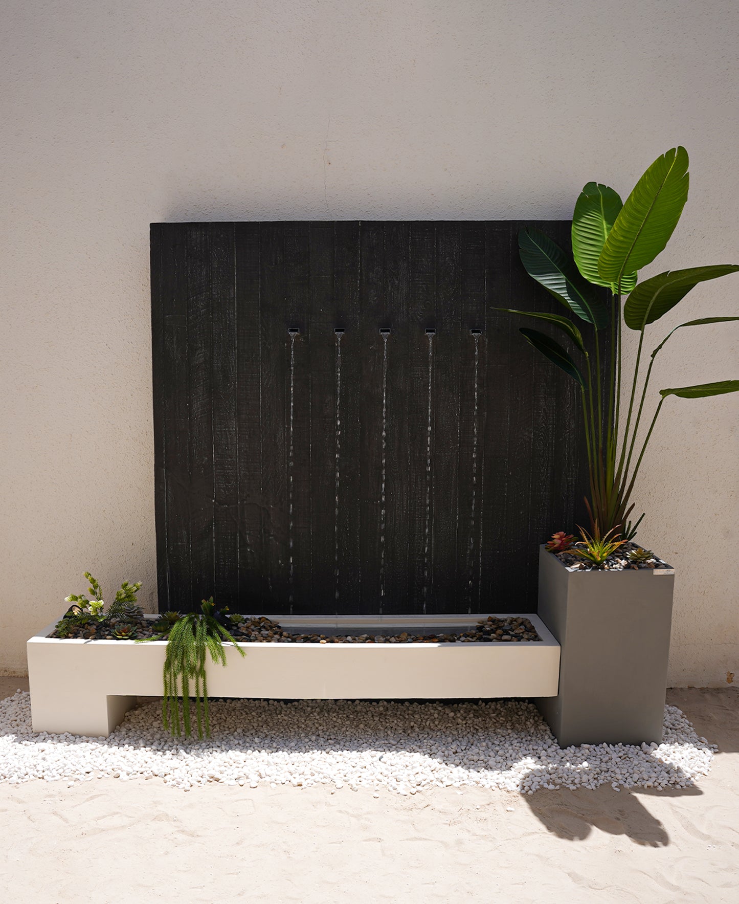 شلال منزلي بأحجار طبيعية يضفي لمسة فنية