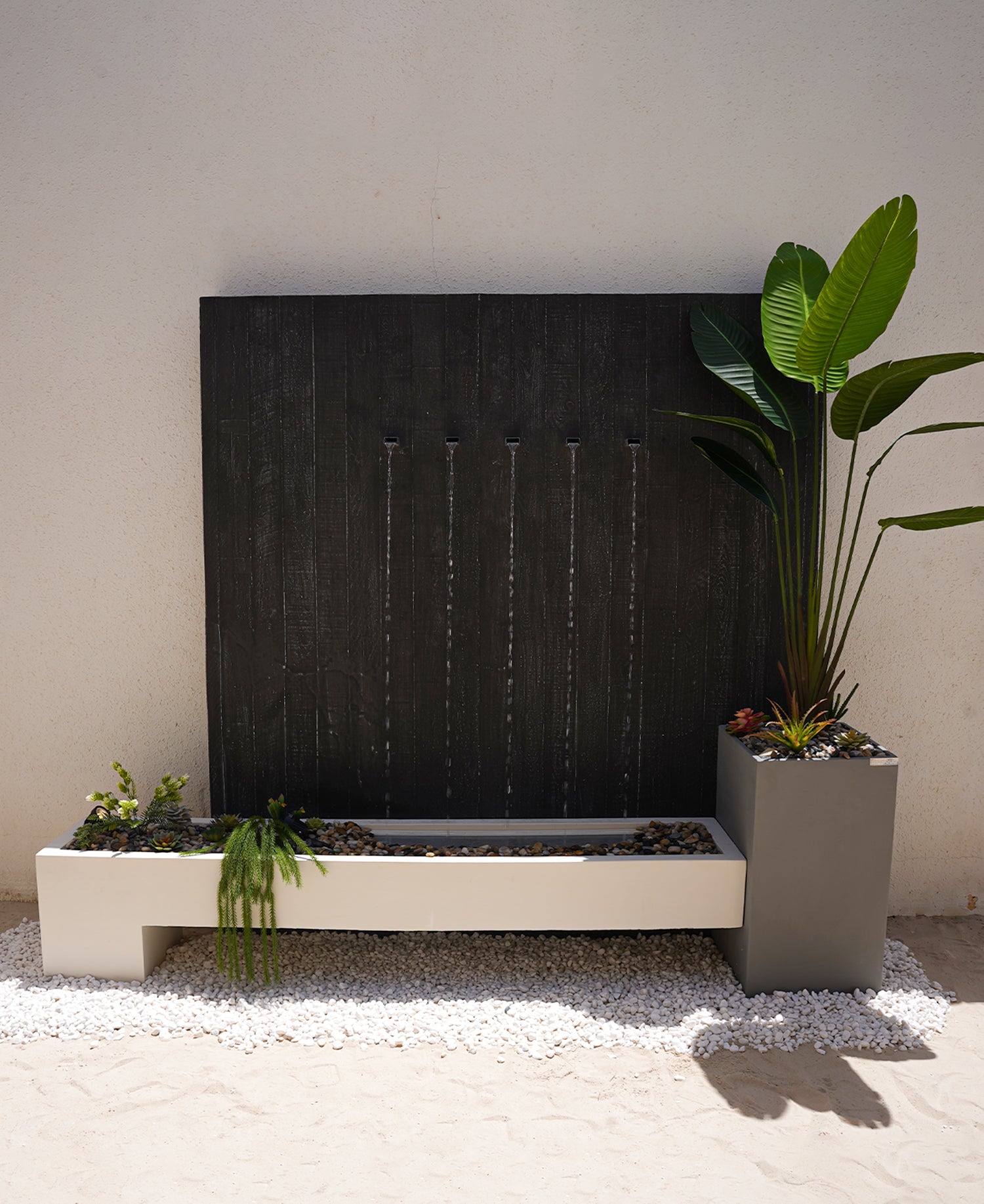 شلال منزلي بأحجار طبيعية يضفي لمسة فنية