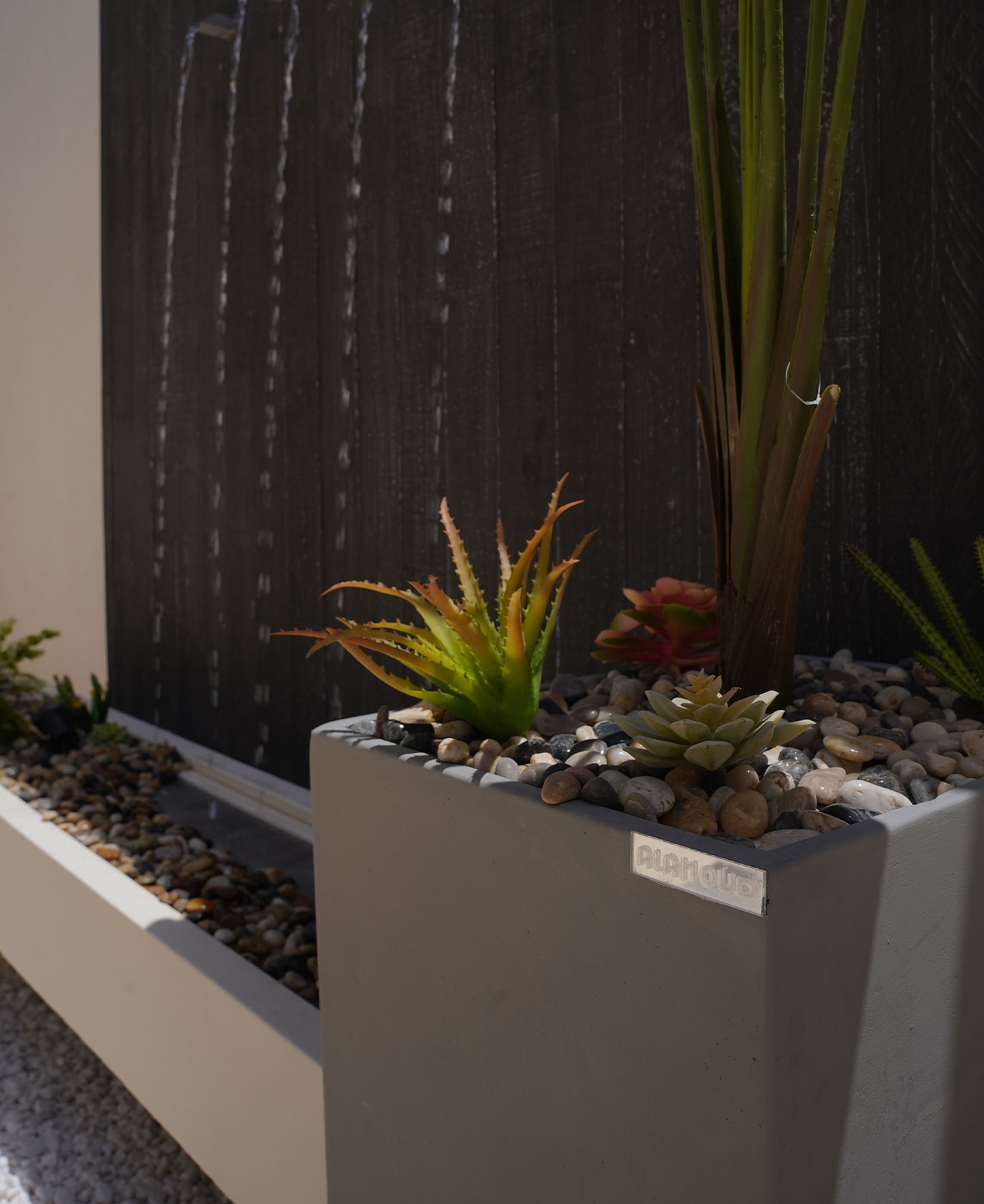 شلال بأحجار طبيعية يمنح المكان إحساس الهدوء