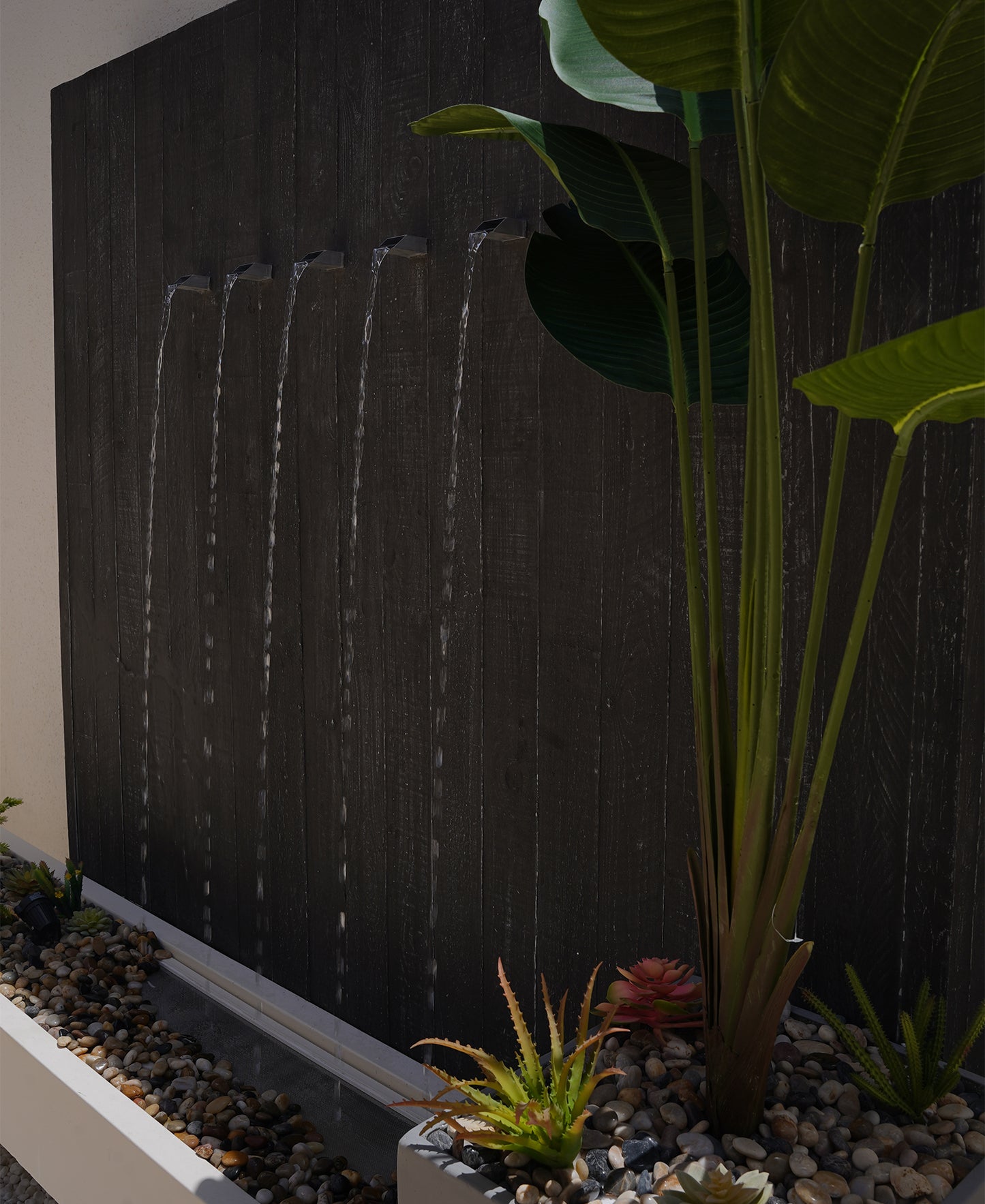 شلال يجمع بين الأحجار والنباتات بشكل متناغم