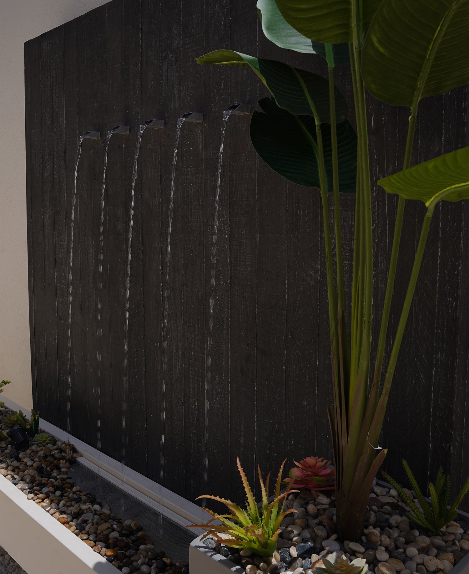 شلال يجمع بين الأحجار والنباتات بشكل متناغم